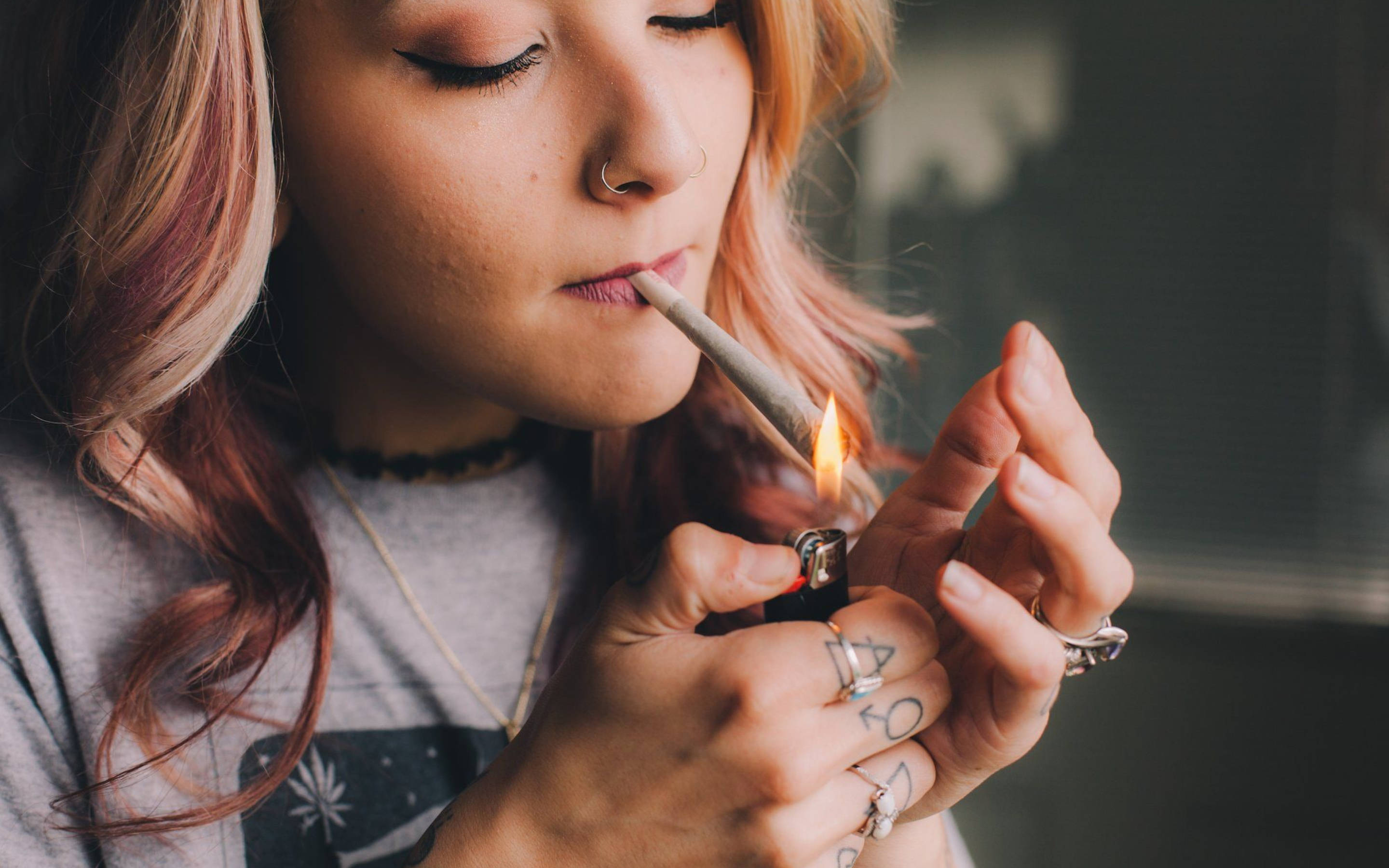 pink hair, joint, lighter, 2K Desktop Wallpaper
