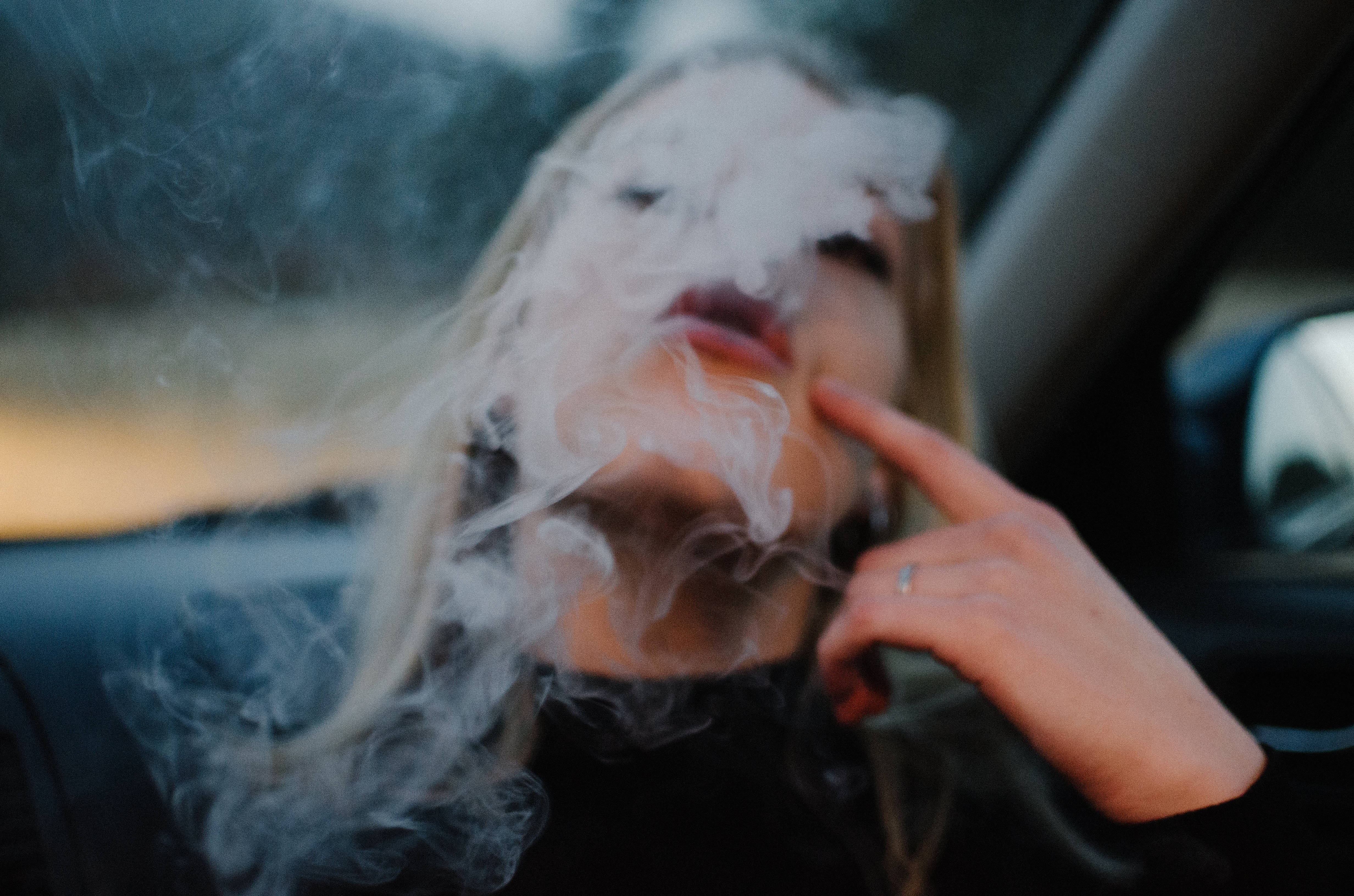 blonde hair, thick smoke, car, 4K Desktop Wallpaper