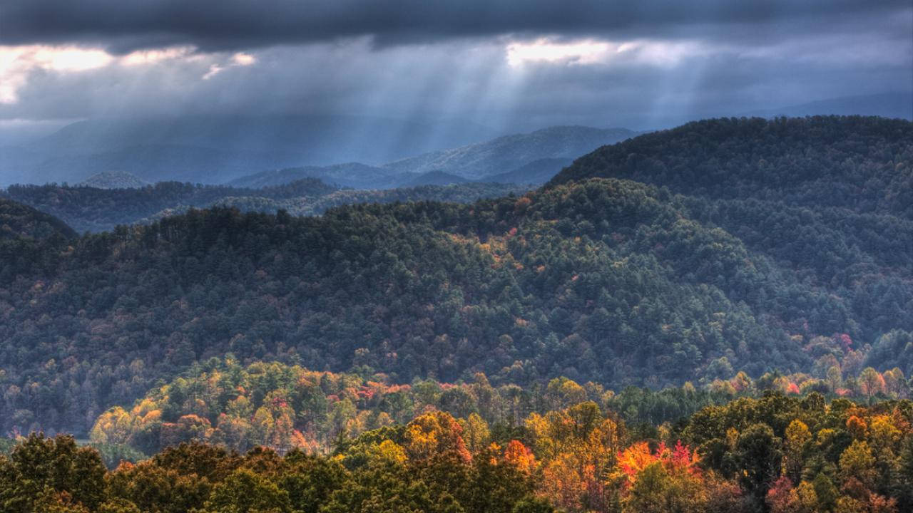 sunlight filtering down smoky mountains, storm clouds, rolling forested mountains, HD Desktop Wallpaper