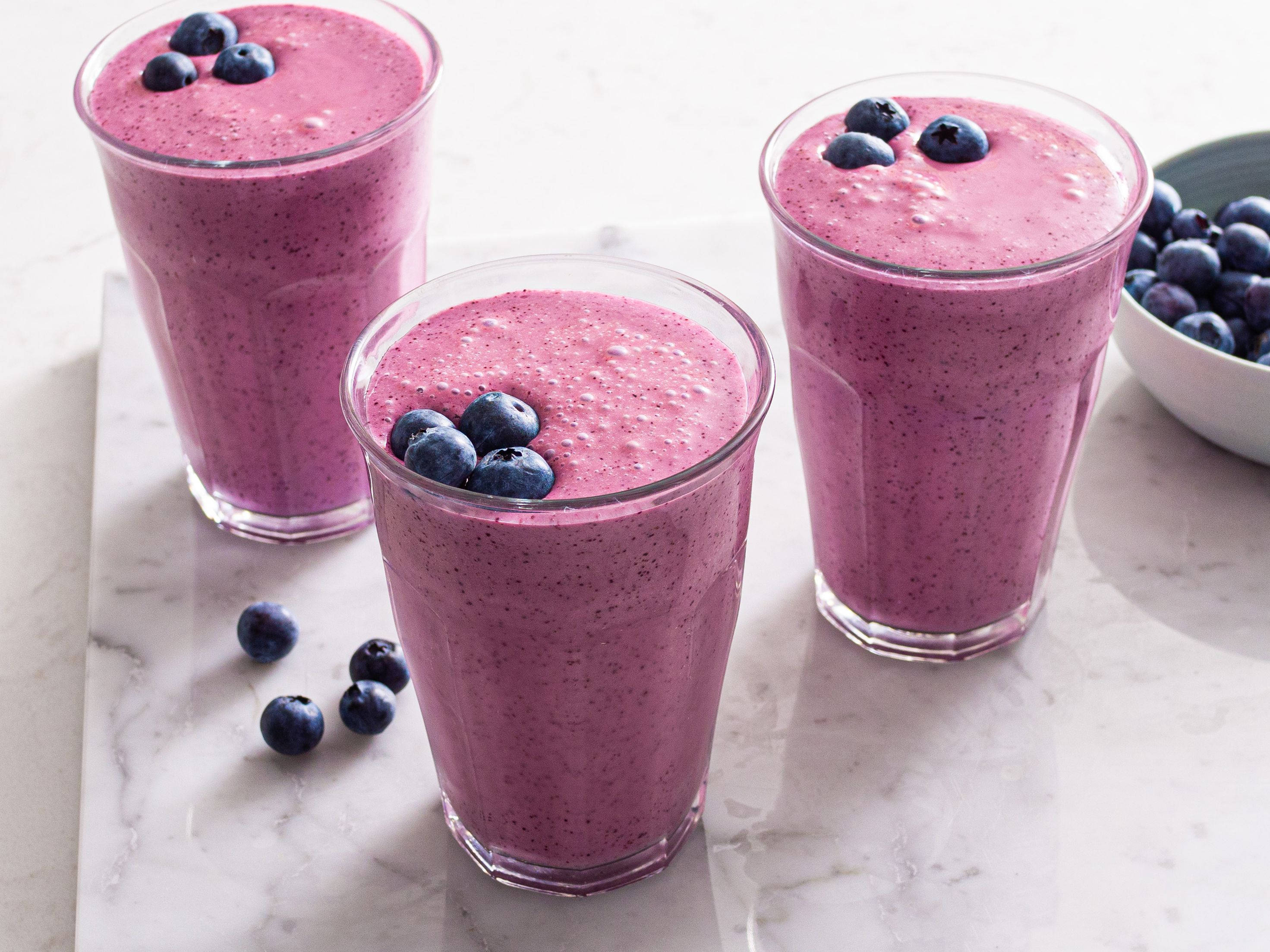 vibrant purple blueberry smoothies, clear glasses, fresh blueberries, 2K Desktop Wallpaper