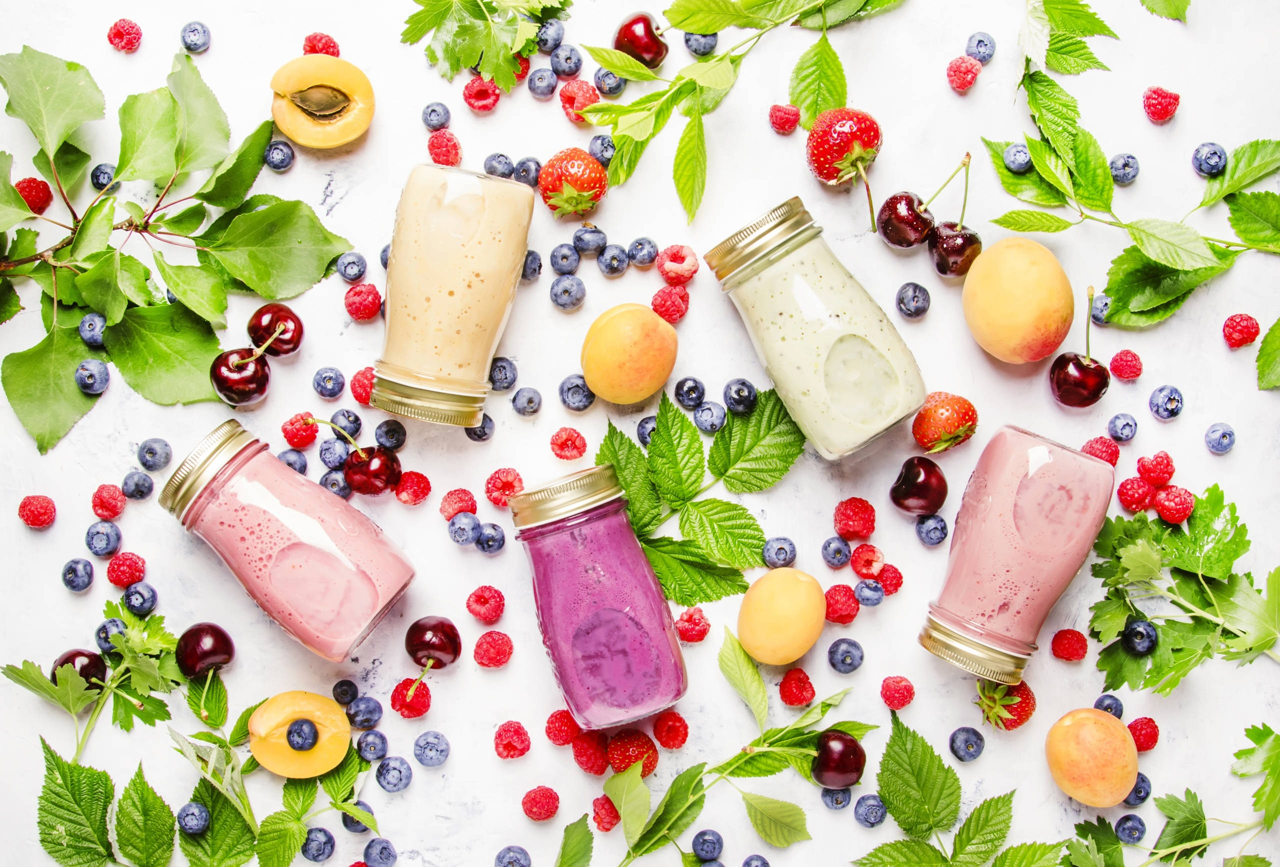 Smoothies, glass jars, fresh berries, 2K Desktop Wallpaper