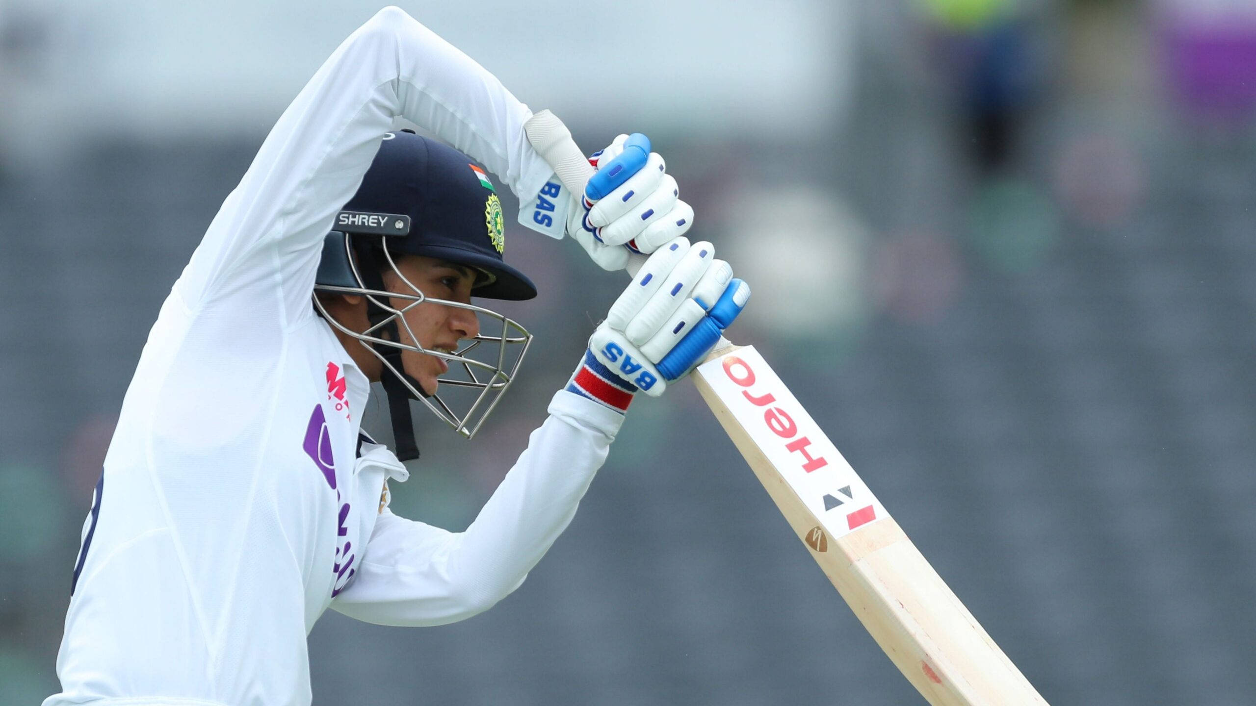 Smriti Mandhana, white uniform, helmet, 2K Desktop Wallpaper