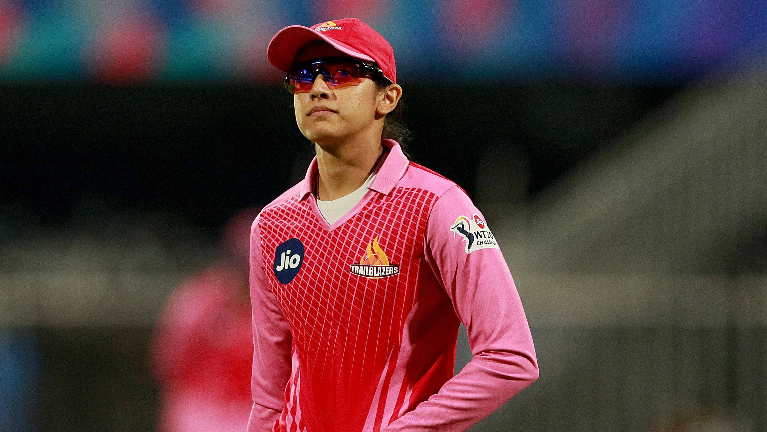 Smriti Mandhana, pink uniform, red cap, 2K Desktop Wallpaper