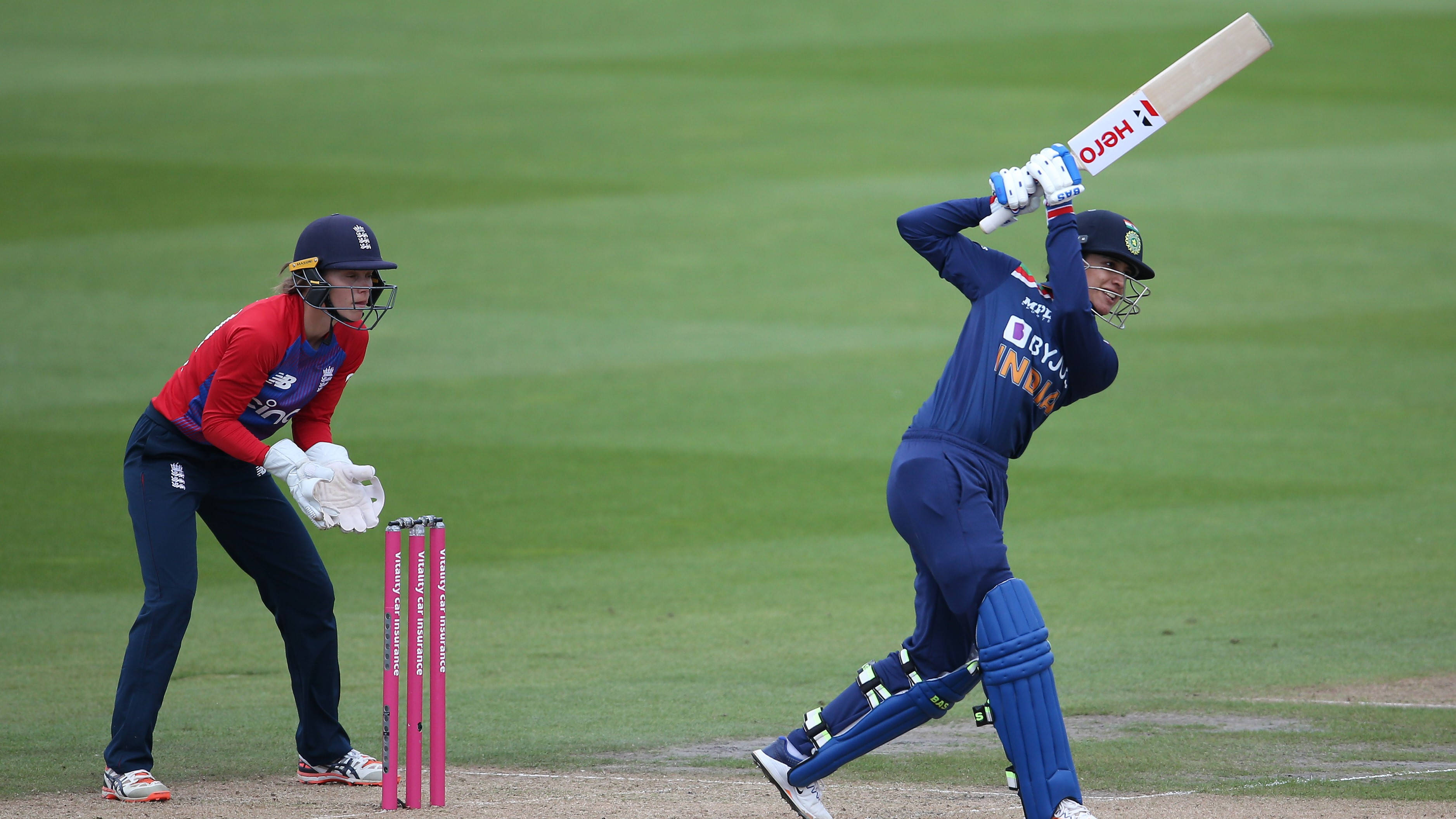 Smriti Mandhana, blue, red, 2K Desktop Wallpaper