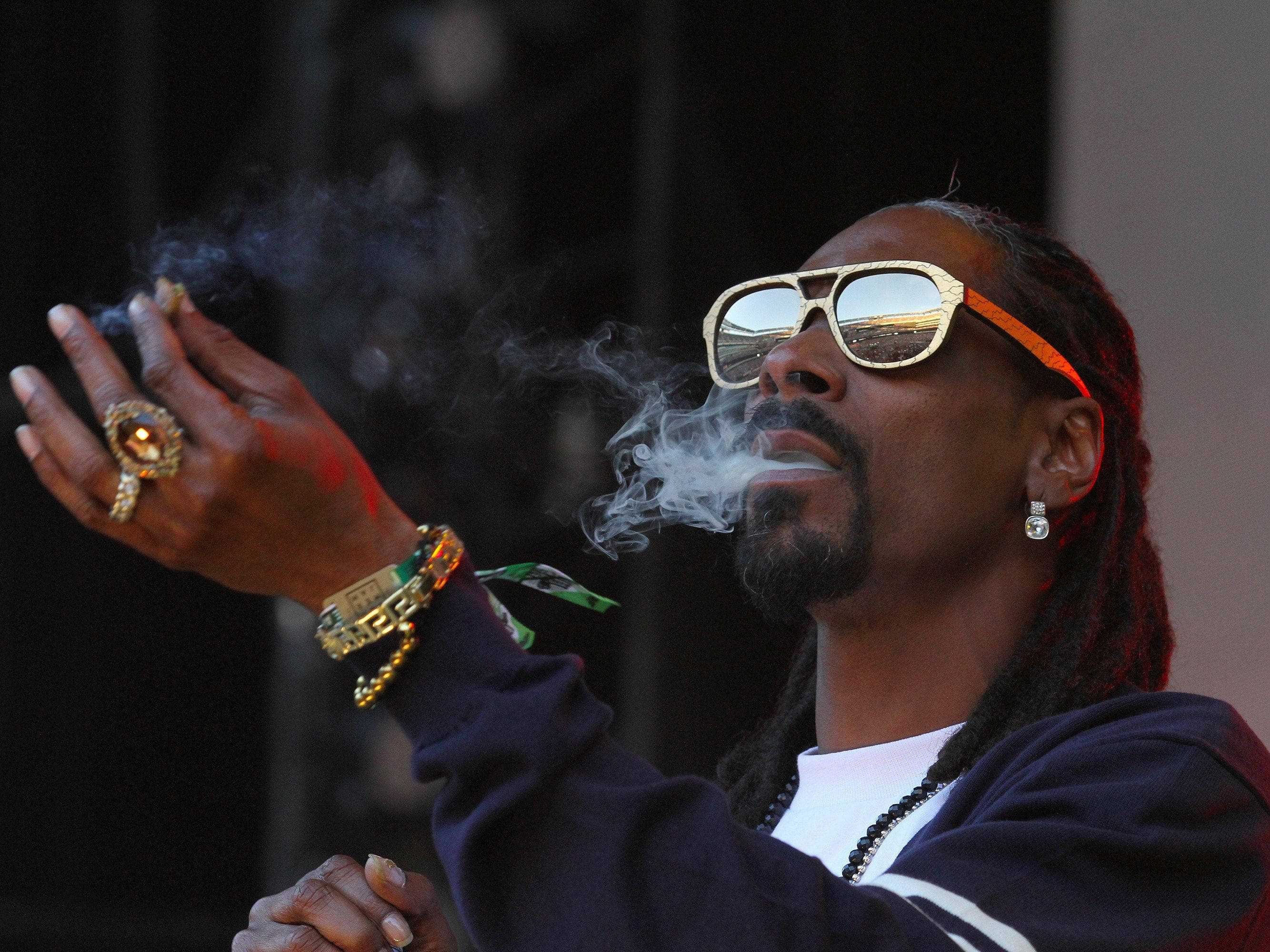 Snoop Dogg, gold-rimmed sunglasses, flashy jewelry, 2K Desktop Wallpaper