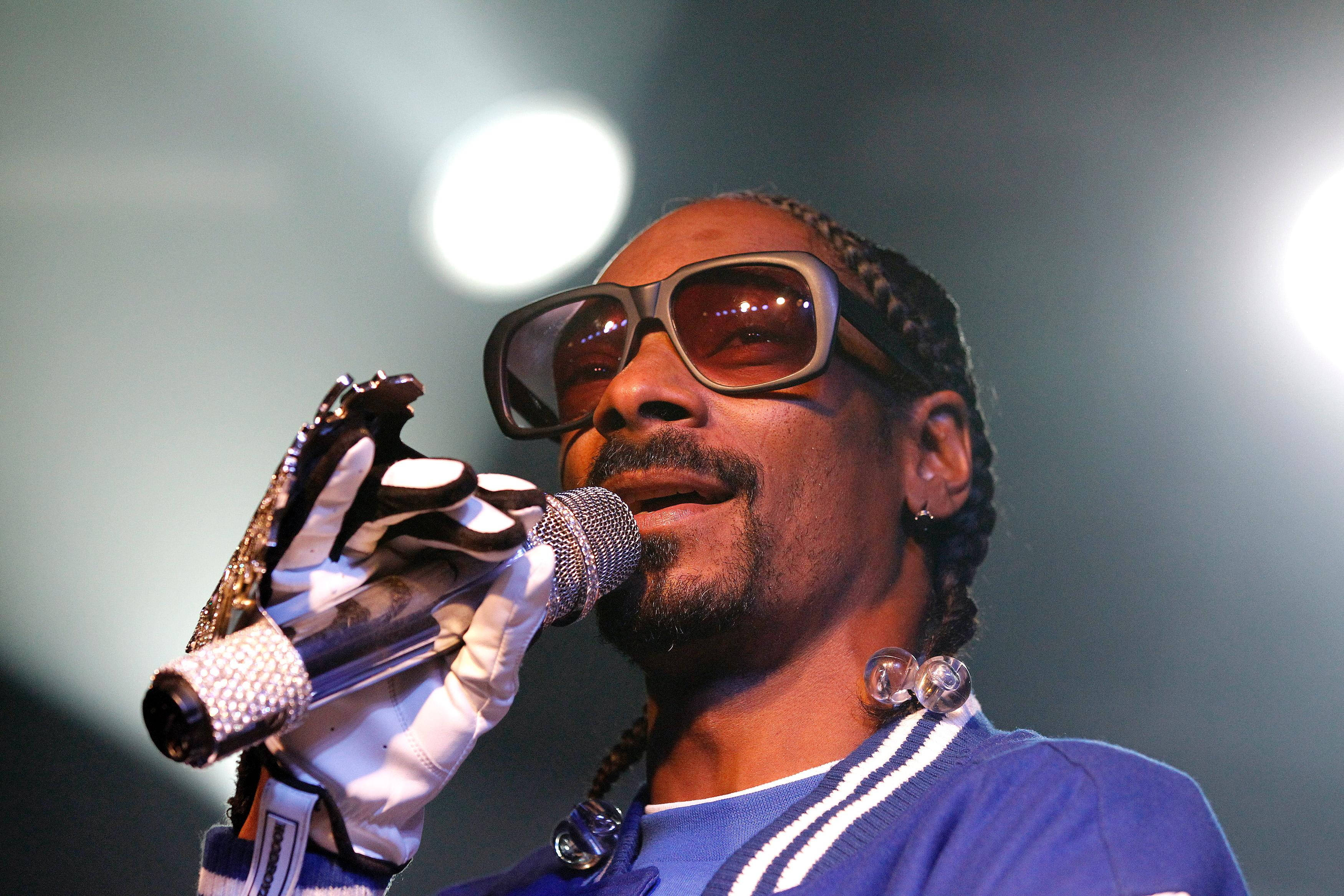 Snoop Dogg, sunglasses, white glove, 2K Desktop Wallpaper