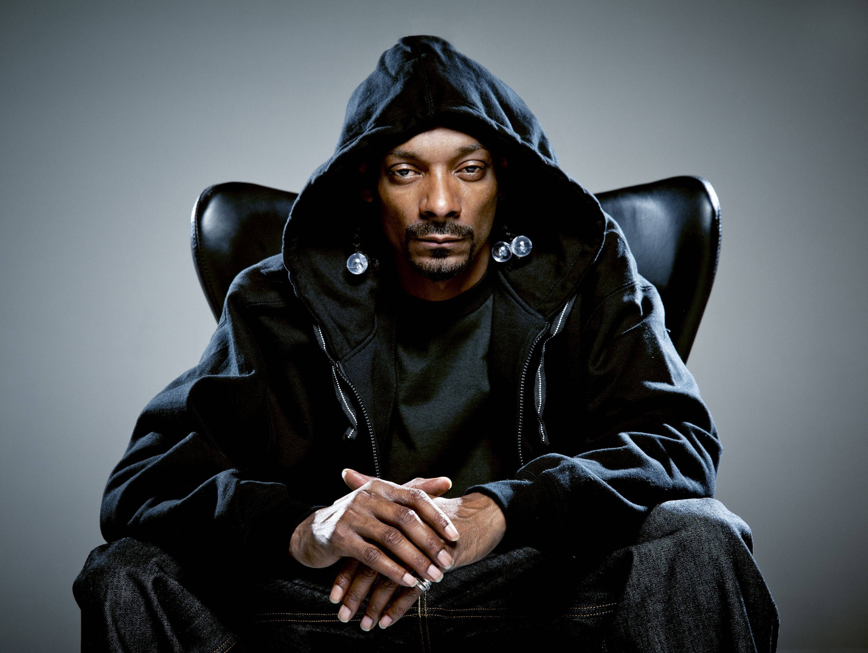 Snoop Dogg, black leather chair, black hoodie, 2K Desktop Wallpaper