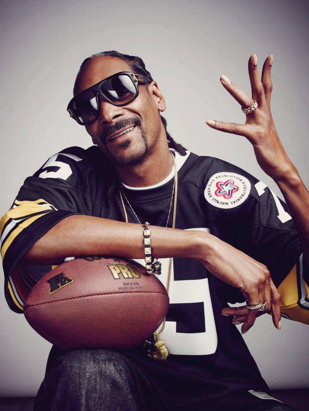 Snoop Dogg, black and gold football jersey, brown leather football, HD Phone Wallpaper
