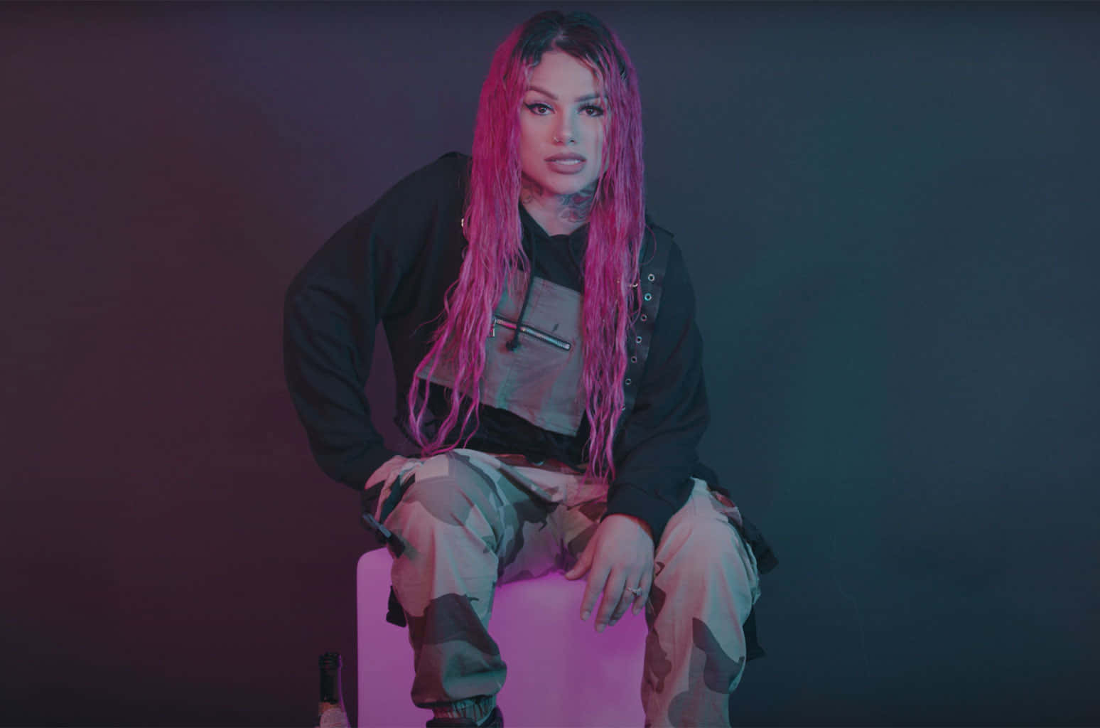 Snow Tha Product, vibrant pink hair, glowing pink block, HD Desktop Wallpaper