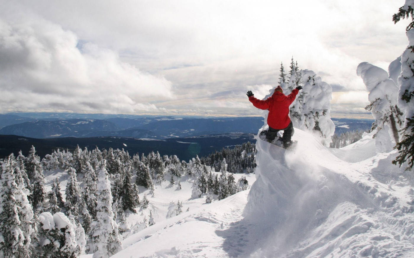 man in red, snowboard, snowy cliff, HD Desktop Wallpaper