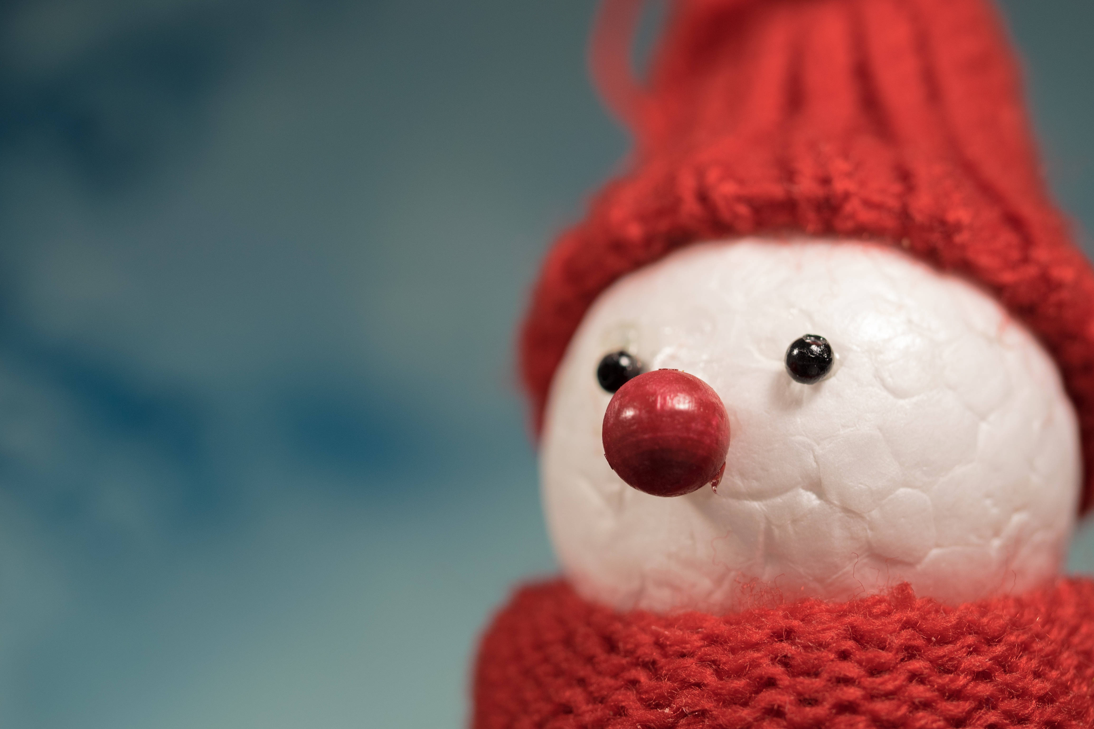 Red Fur Snowman, red knit hat, scarf, 4K Desktop Wallpaper