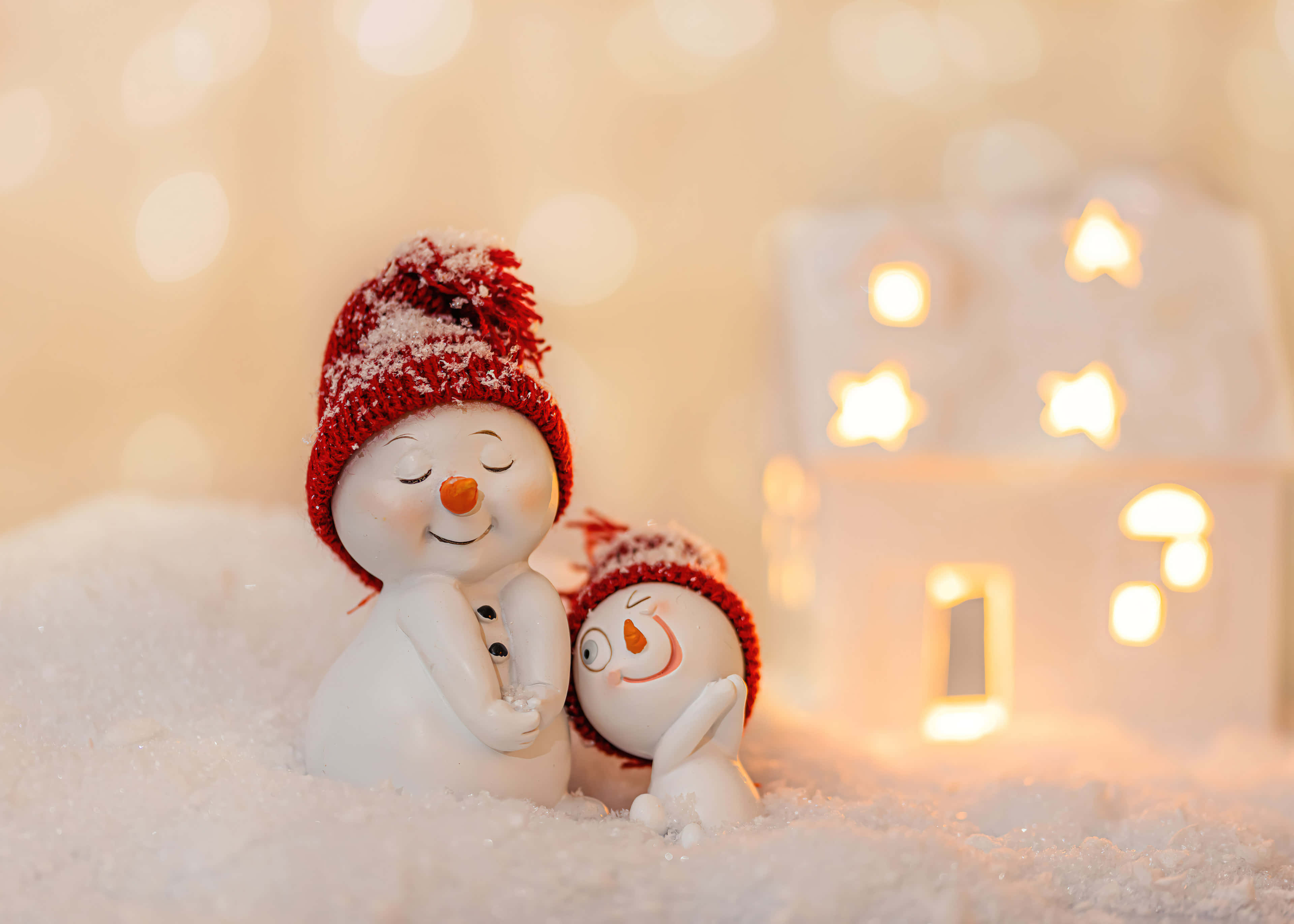 cozy snowman family, winter wonderland, ceramic snowmen, 4K Desktop Wallpaper