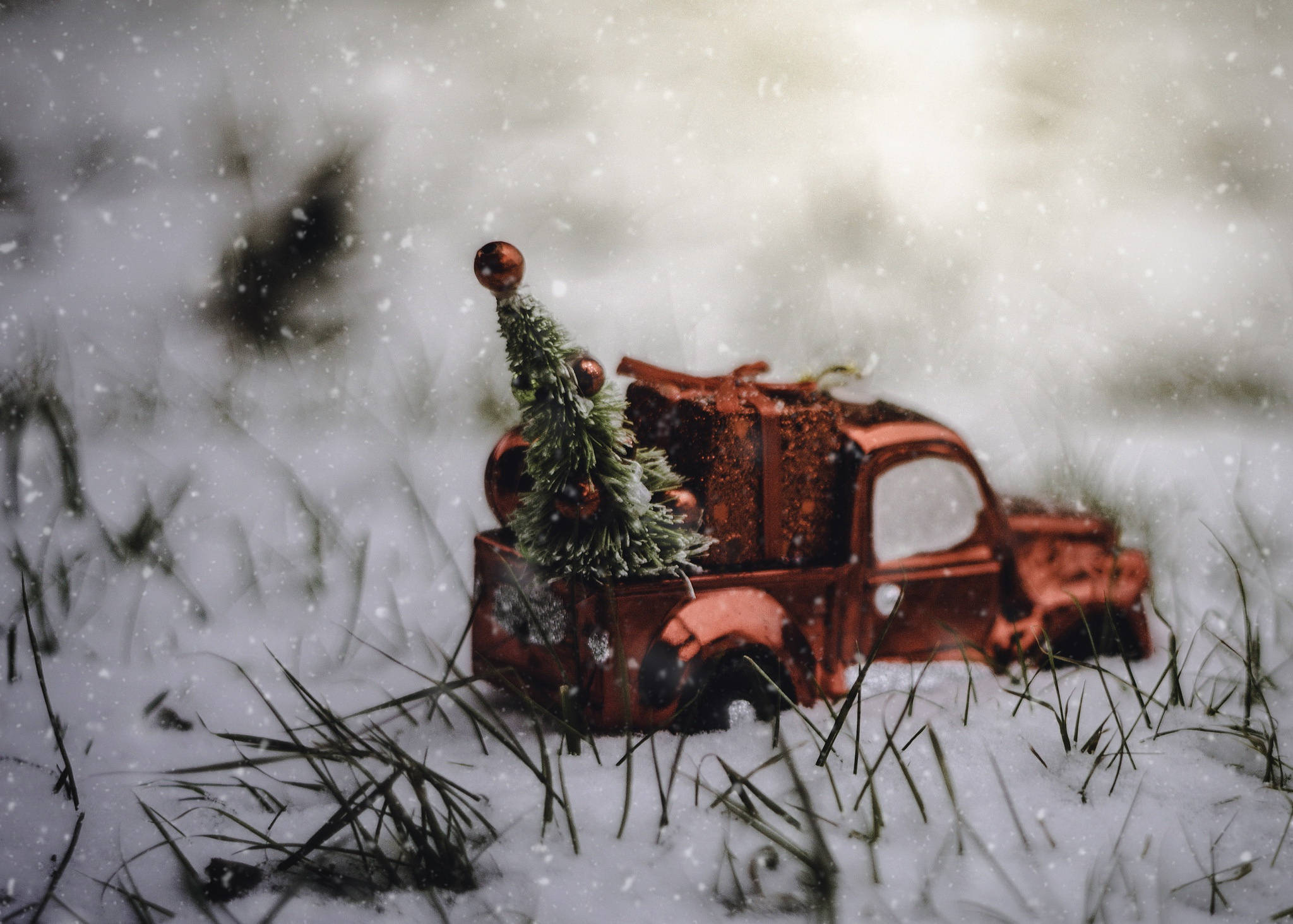 vintage rusty red toy truck, miniature Christmas tree, gift box, Full HD Desktop Wallpaper