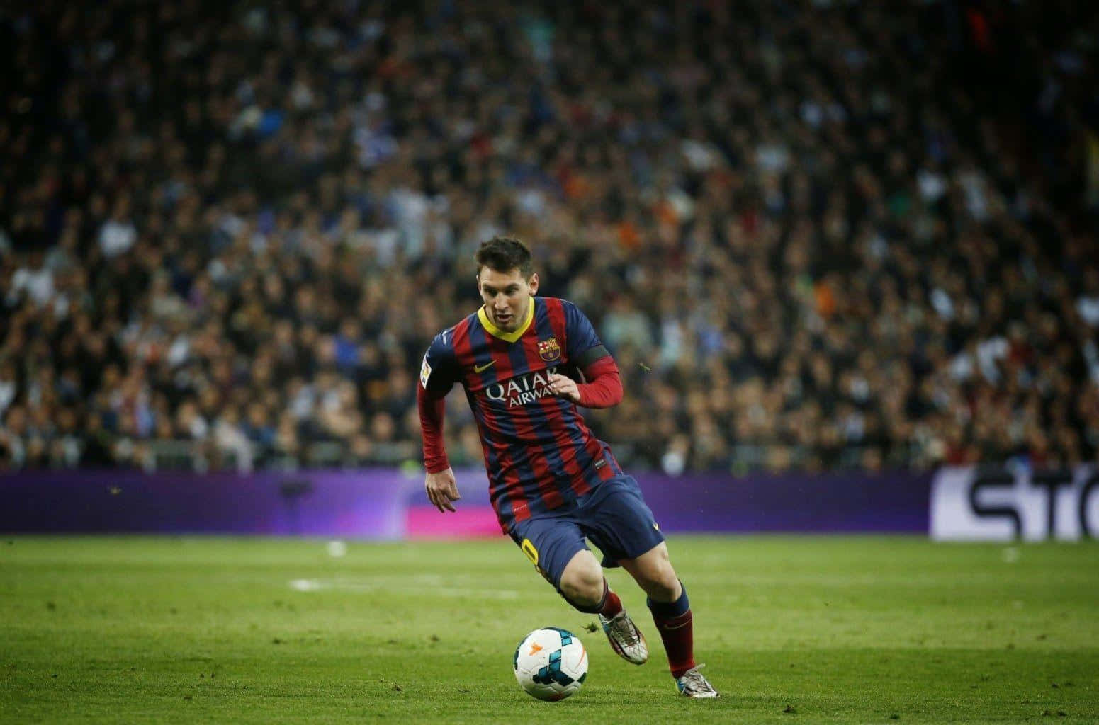 soccer player, red and blue striped jersey, green field, HD Desktop Wallpaper