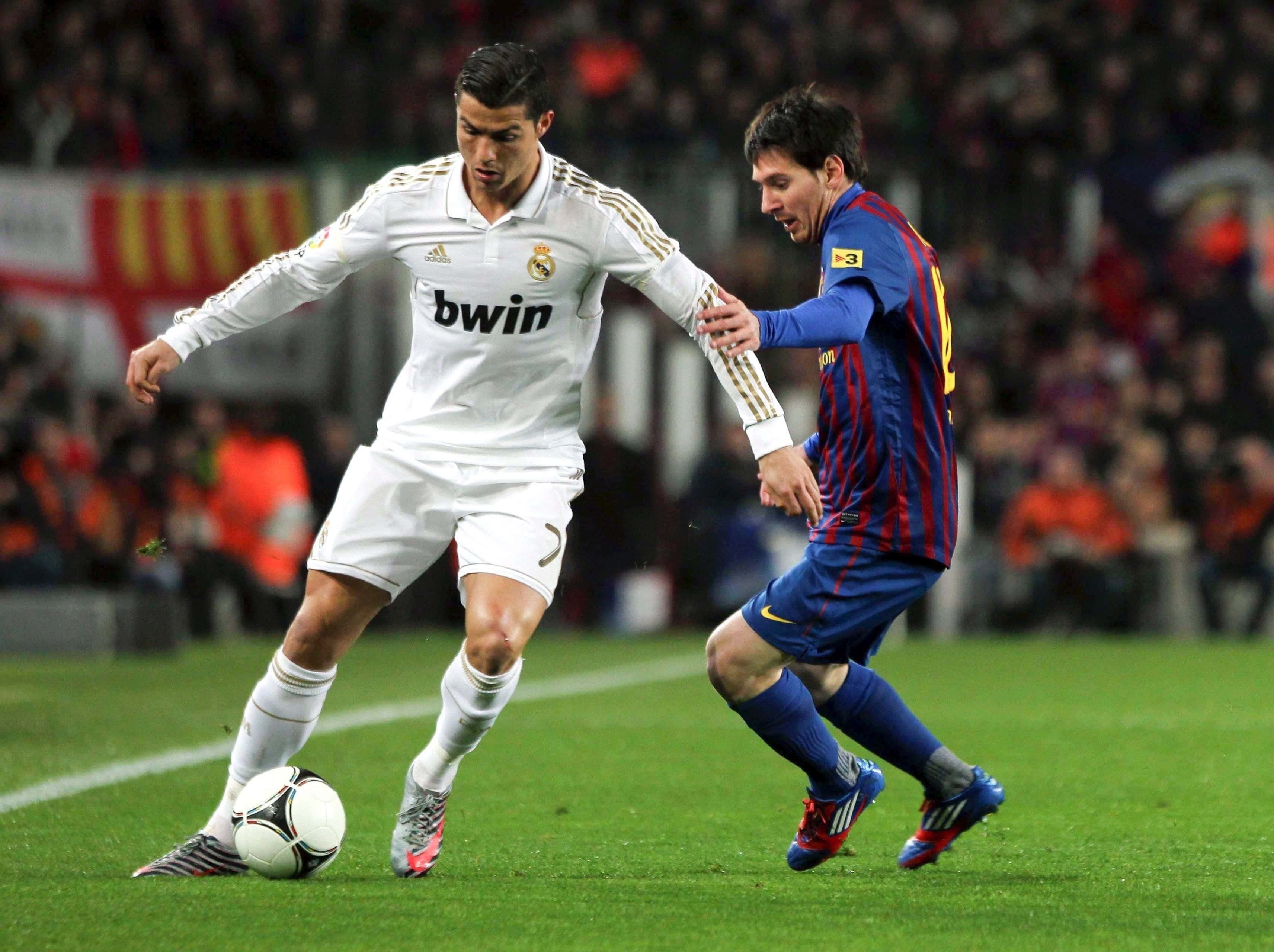 Soccer Dribbling, vibrant green pitch, stadium lights, 2K Desktop Wallpaper