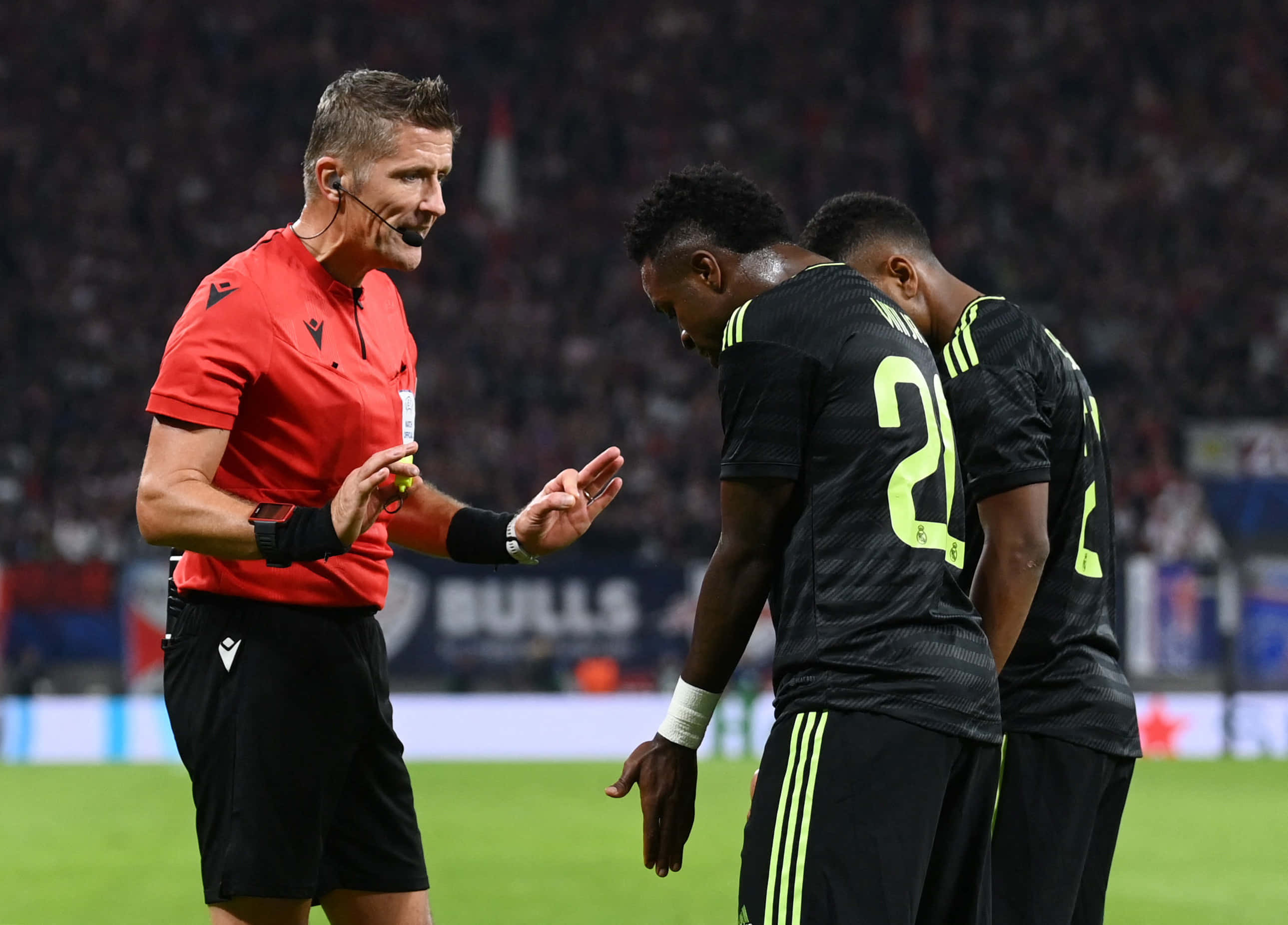 Soccer Referee, red uniform, black jerseys, 2K Desktop Wallpaper