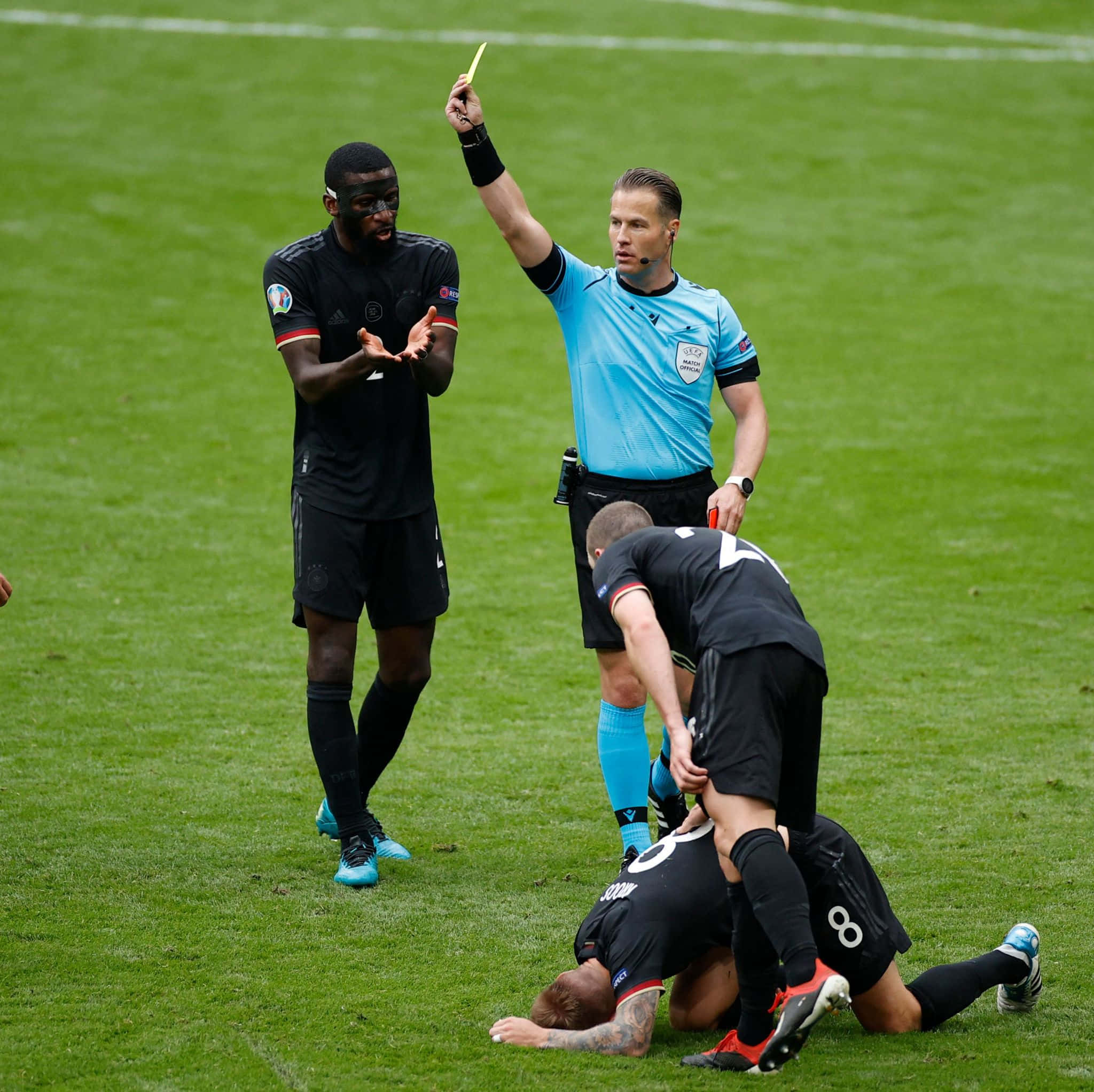 Soccer Referee, yellow card, protesting player, Full HD Desktop Wallpaper