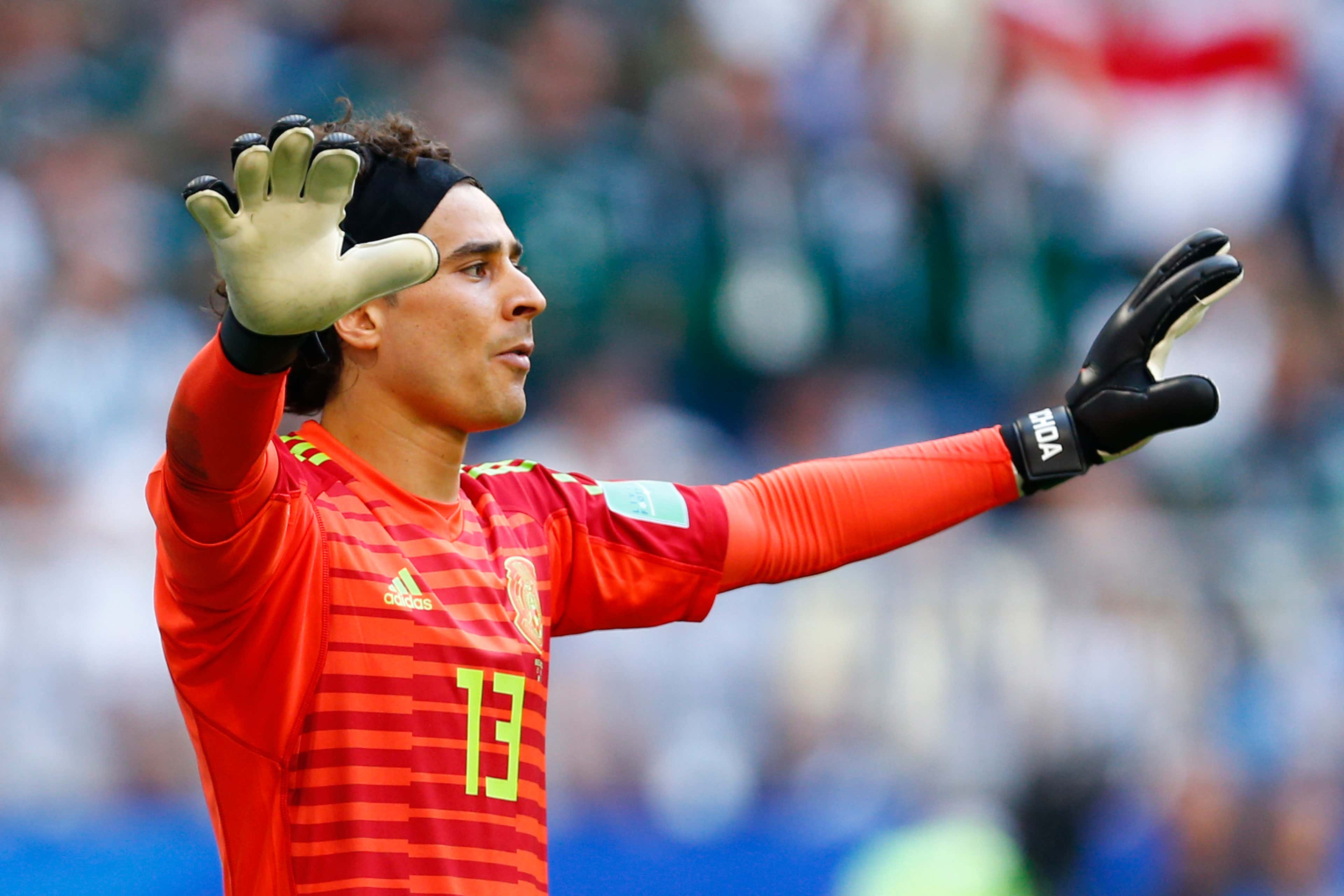soccer goalkeeper, red striped jersey, number 13, 4K Desktop Wallpaper