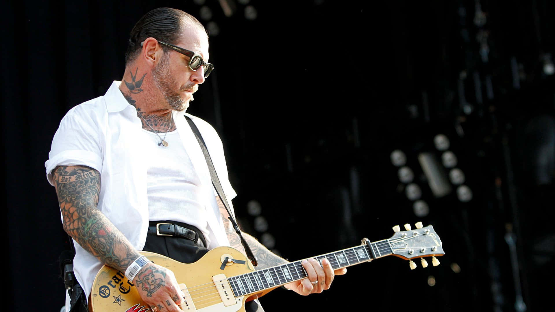 Social Distortion, sunburst electric guitar, dark stage, Full HD Desktop Wallpaper