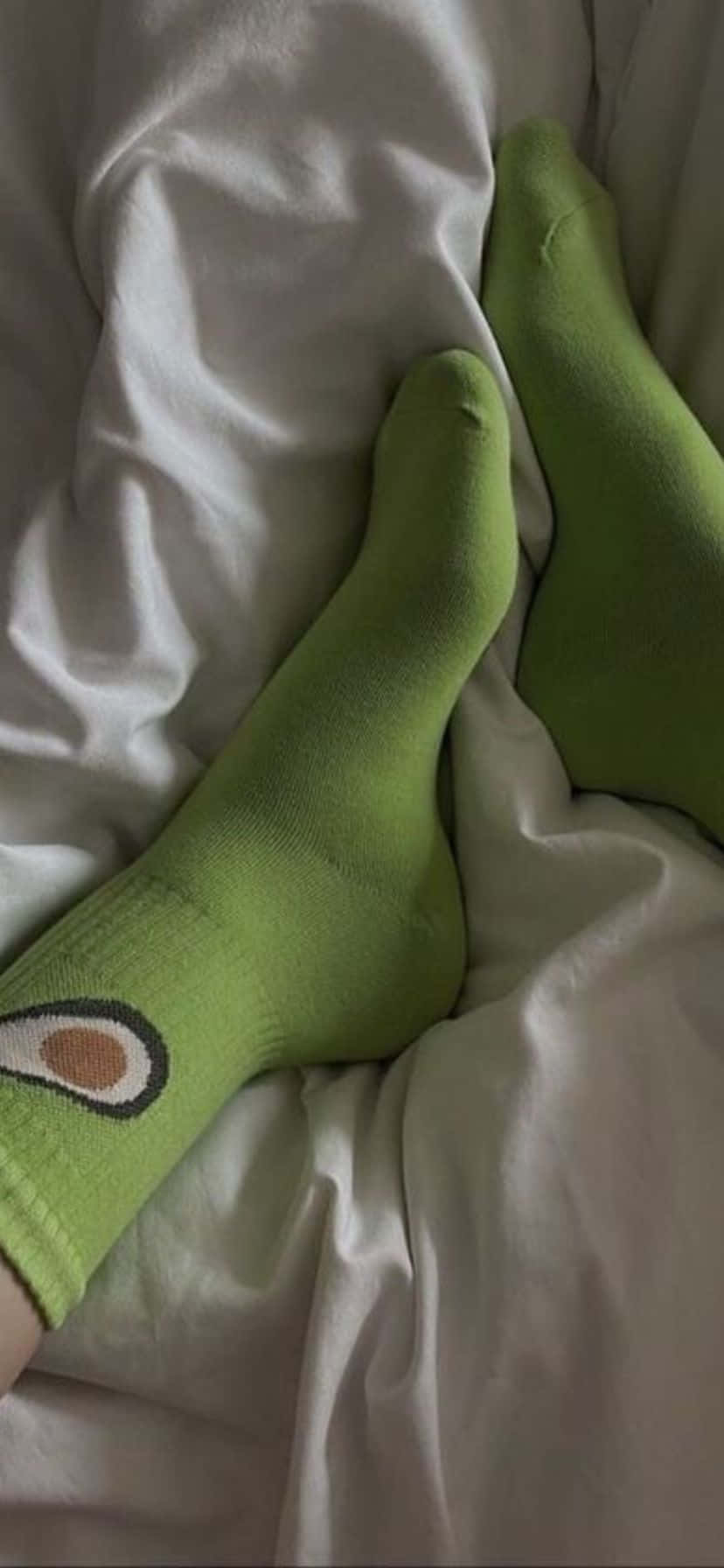 green avocado socks, avocado face design, rumpled white bedding, HD Phone Wallpaper