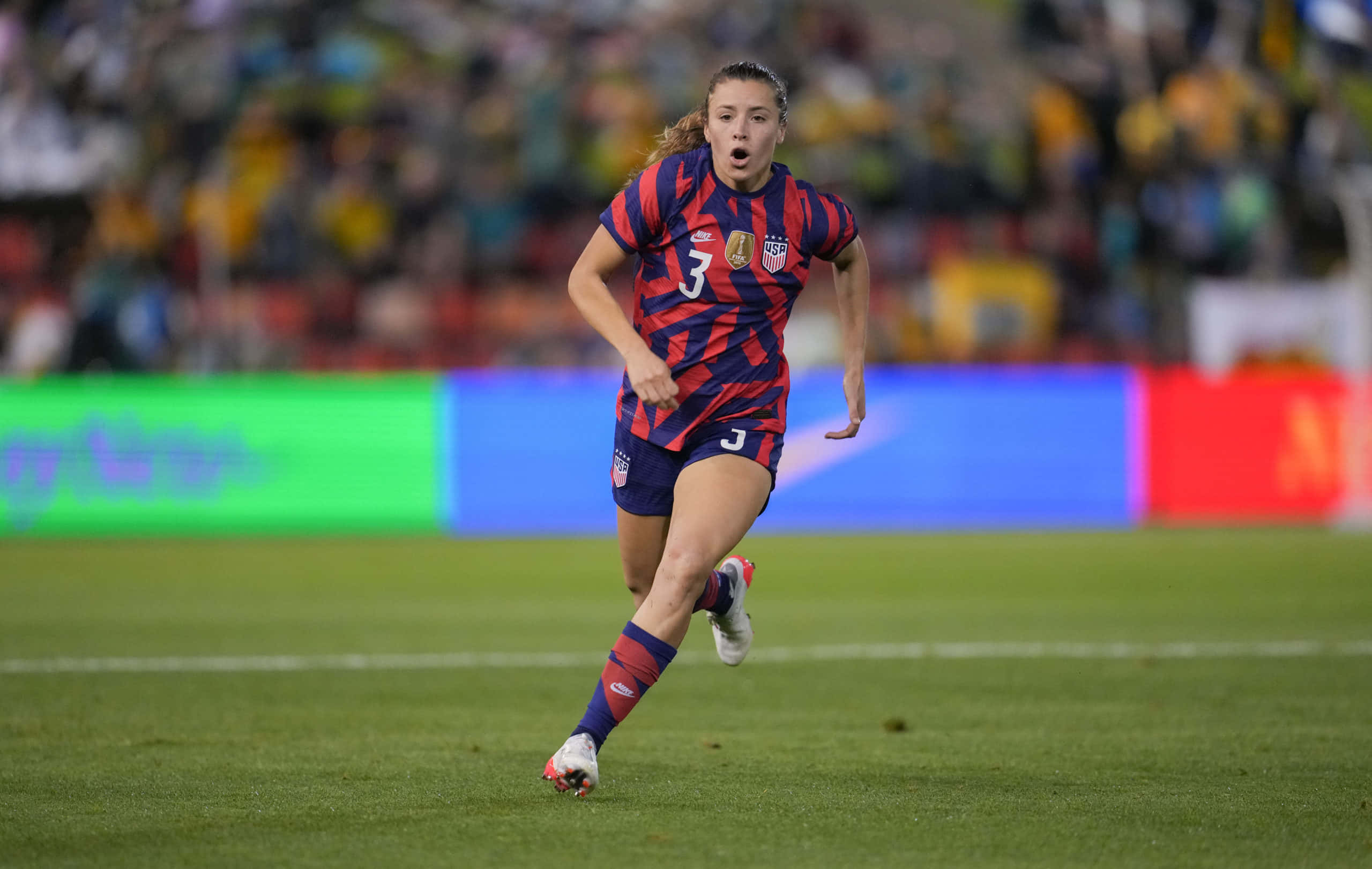 Sofia Huerta, red and blue striped jersey, vibrant green field, 2K Desktop Wallpaper