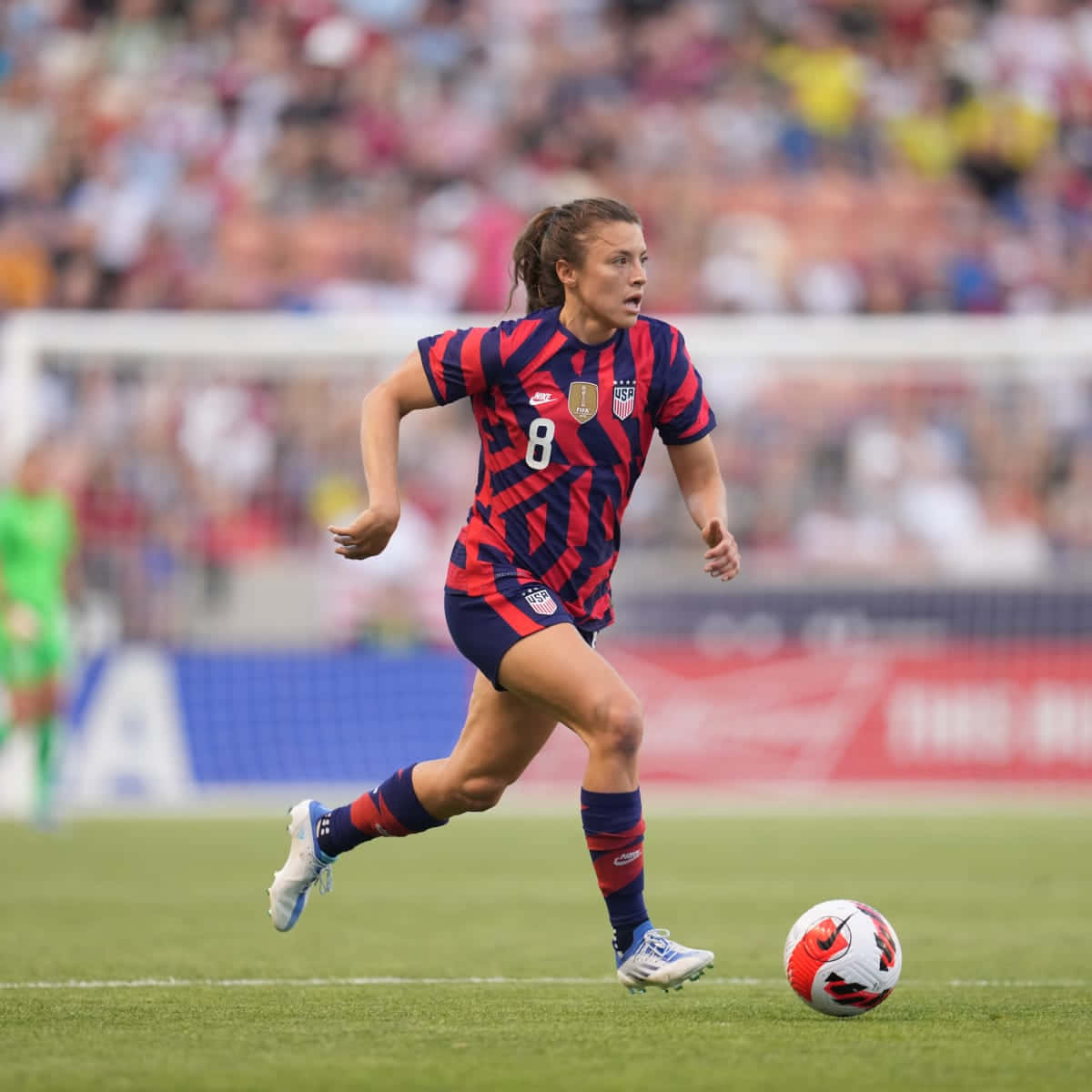 Sofia Huerta, red and blue striped jersey, sunlit grass field, SD Desktop Wallpaper