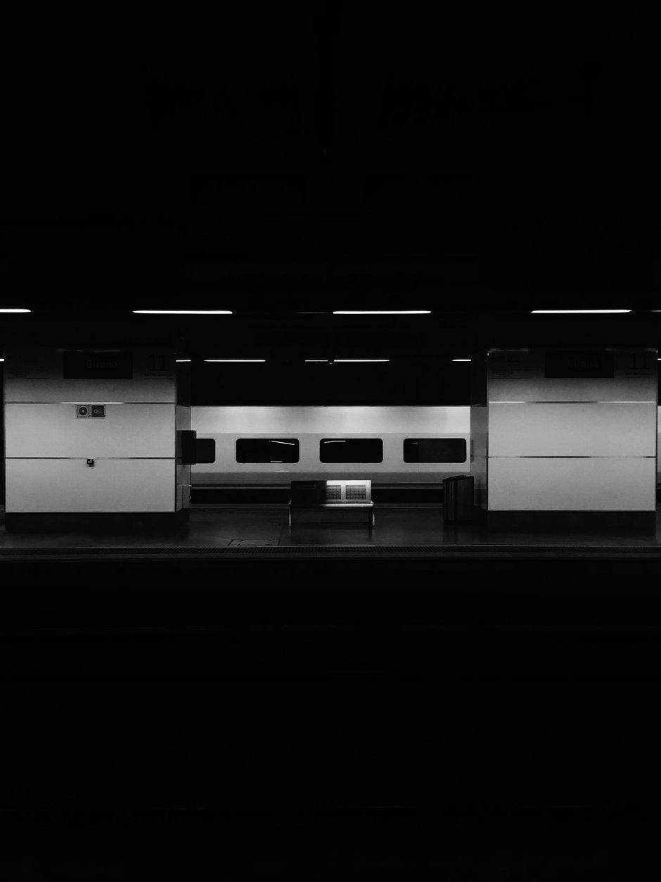 Solid Black 4K, subway waiting area, night, SD Phone Wallpaper