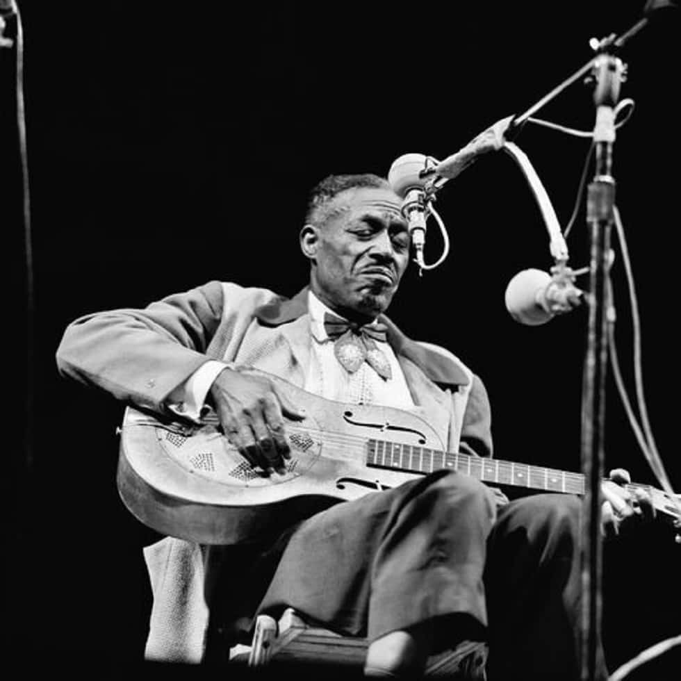 Son House, resonator guitar, stage lights, SD Desktop Wallpaper