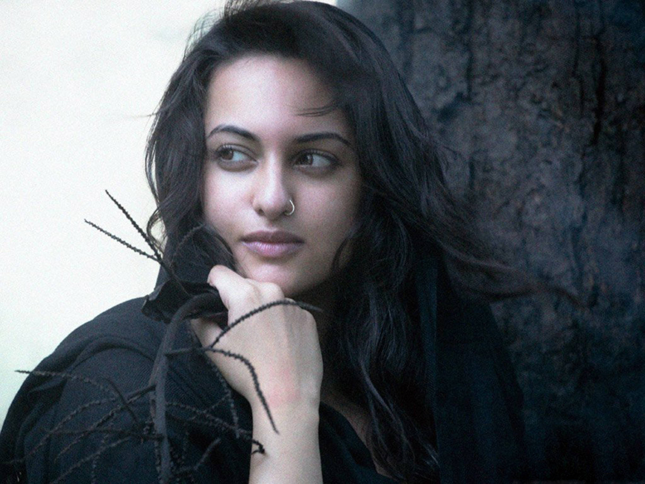 Sonakshi Sinha, dark hair, nose ring, 2K Desktop Wallpaper