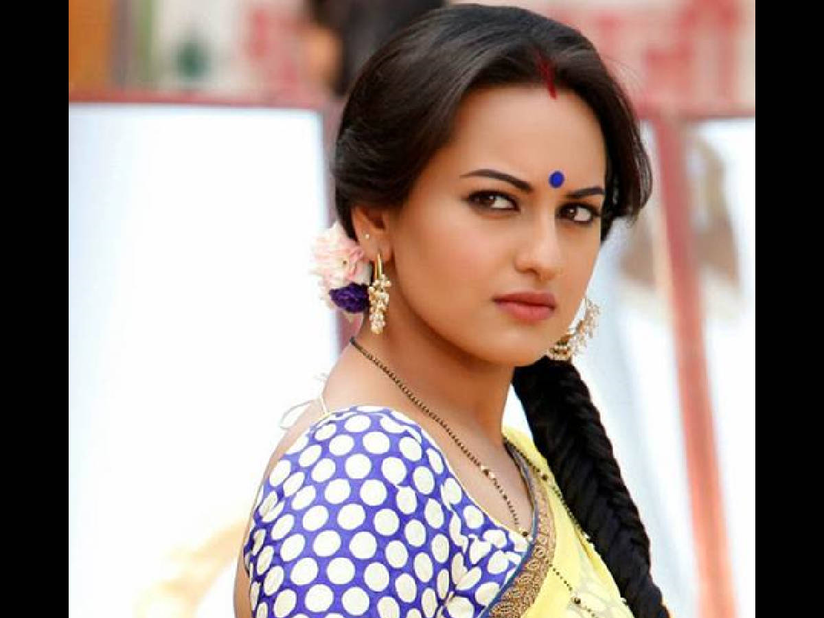 Sonakshi Sinha, forehead blue mark, blue and white polka dot blouse, SD Desktop Wallpaper