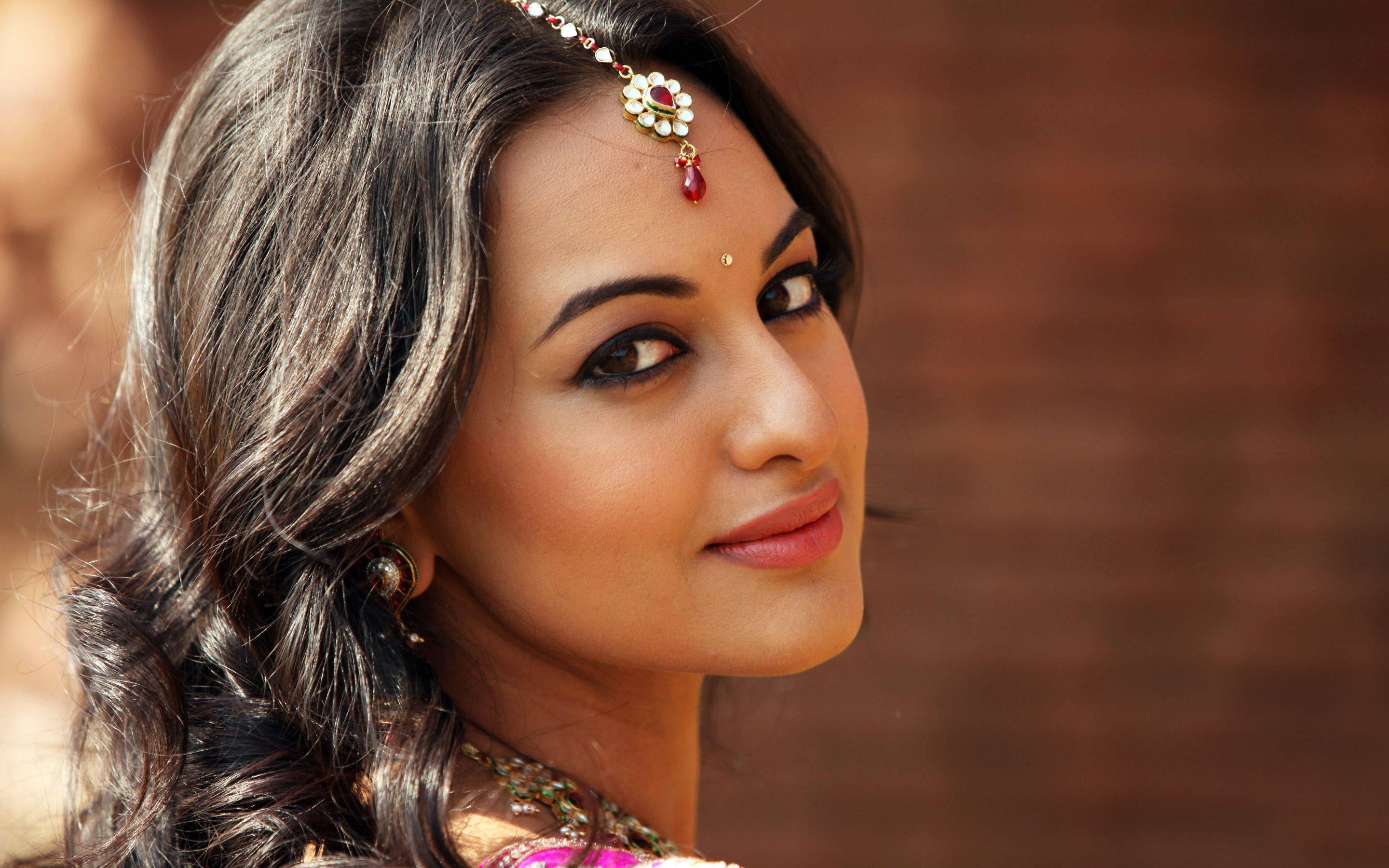 Sonakshi Sinha, dark wavy hair, red gemstone maang tikka, 2K Desktop Wallpaper