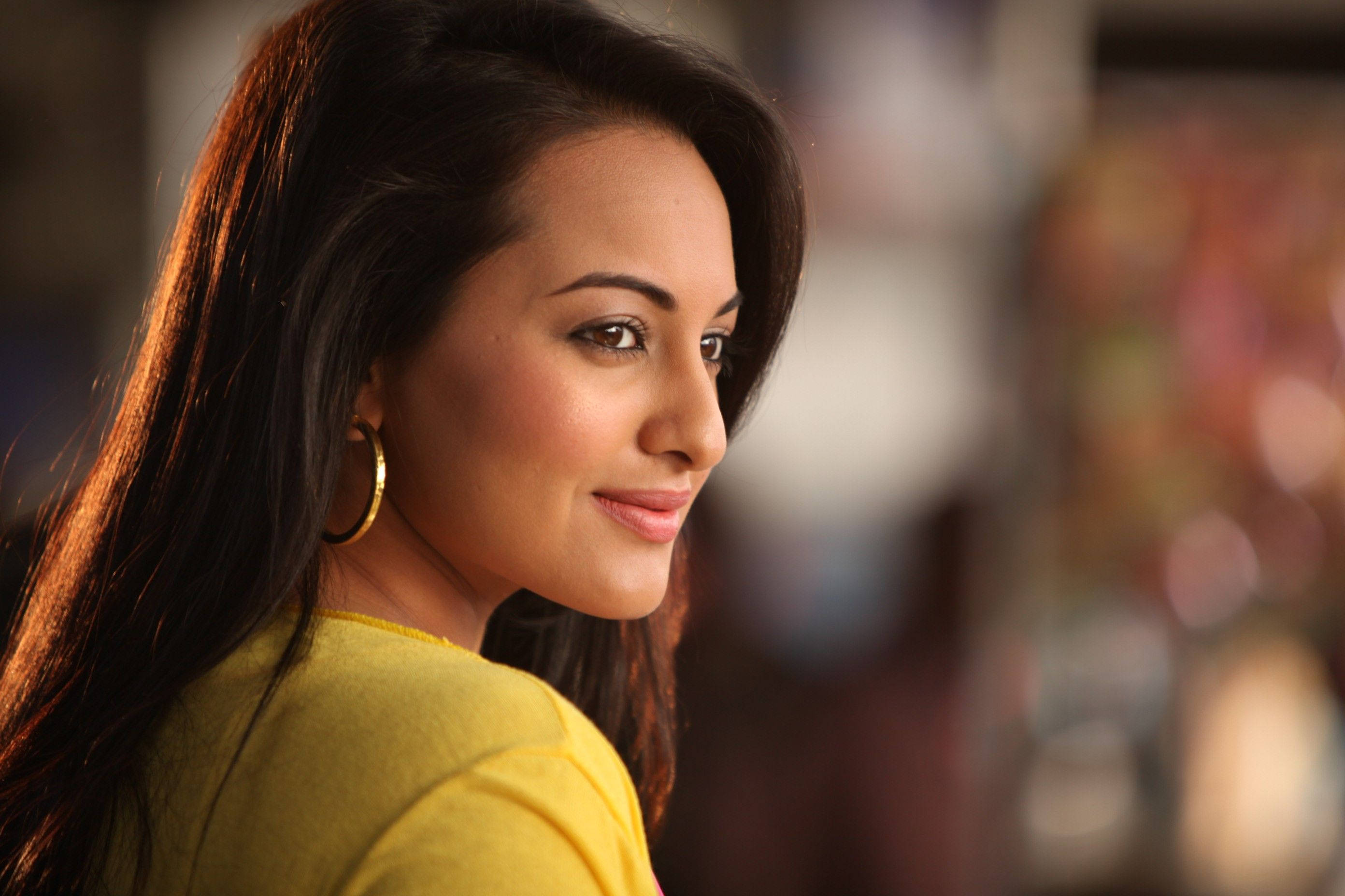 Sonakshi Sinha, long dark hair, gold hoop earrings, 2K Desktop Wallpaper