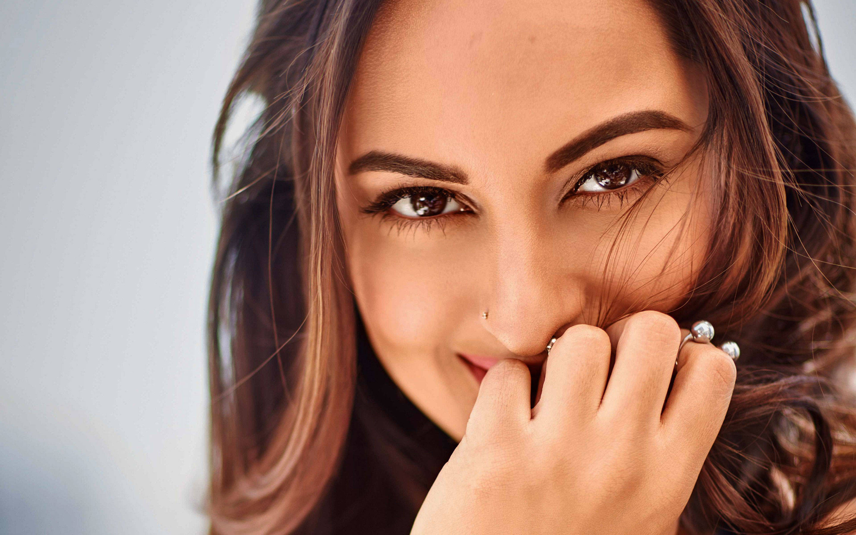 Sonakshi Sinha, dark hair, rings, 2K Desktop Wallpaper