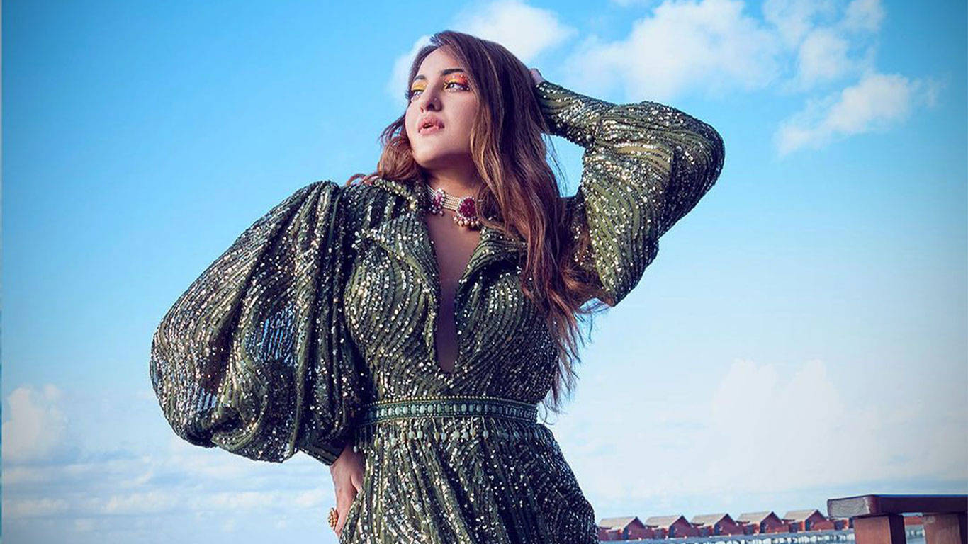 Sonakshi Sinha, stylish green dress, sparkling green dress, HD Desktop Wallpaper