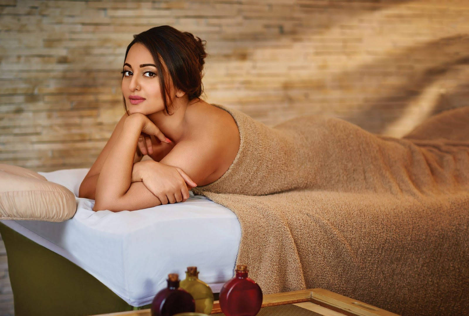 Sonakshi Sinha, textured beige towel, spa bed, HD Desktop Wallpaper