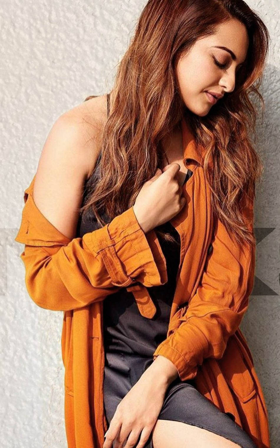 Sonakshi Sinha, emo pose, long wavy hair, HD Phone Wallpaper