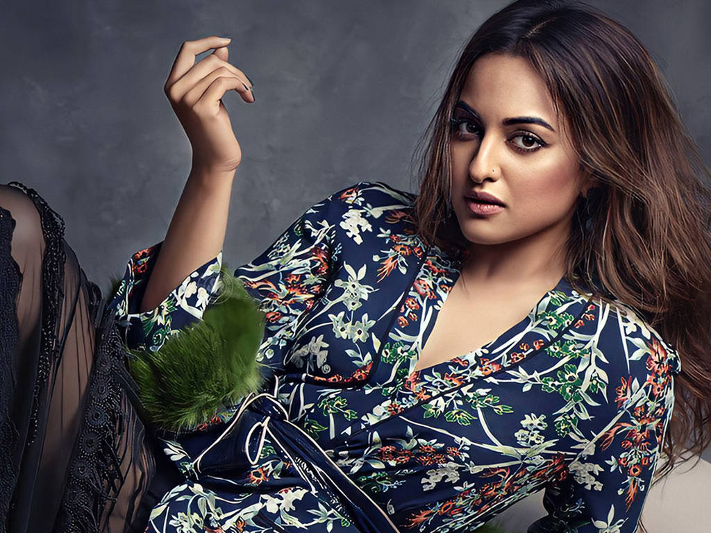 Sonakshi Sinha, navy floral dress, green fur accents, SD Desktop Wallpaper