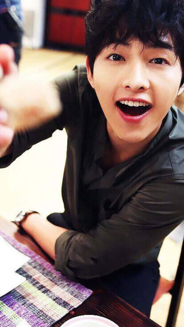 Song Joong Ki, dark hair, pastry, SD Phone Wallpaper