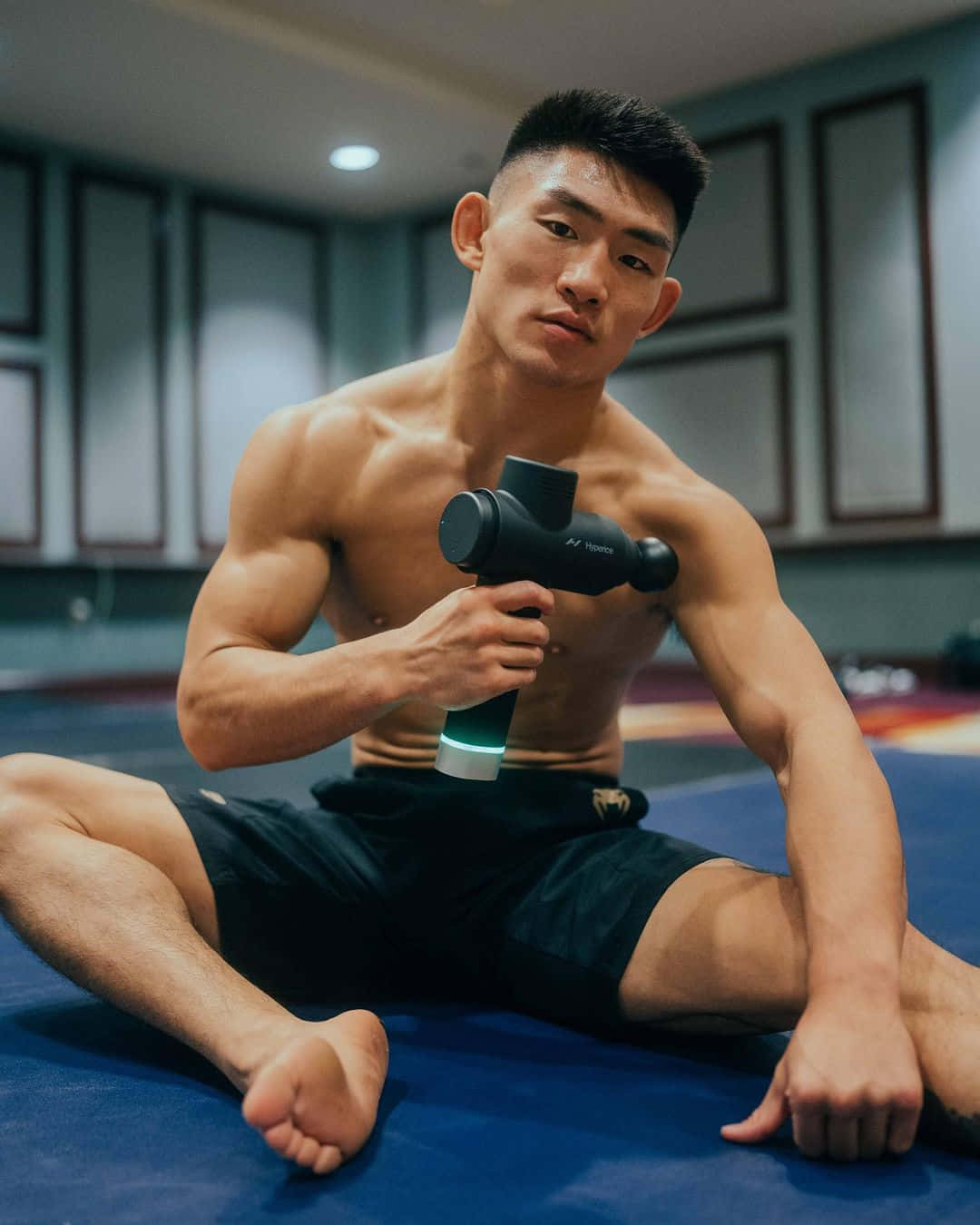 Song Yadong, black massage gun, blue mat, HD Phone Wallpaper