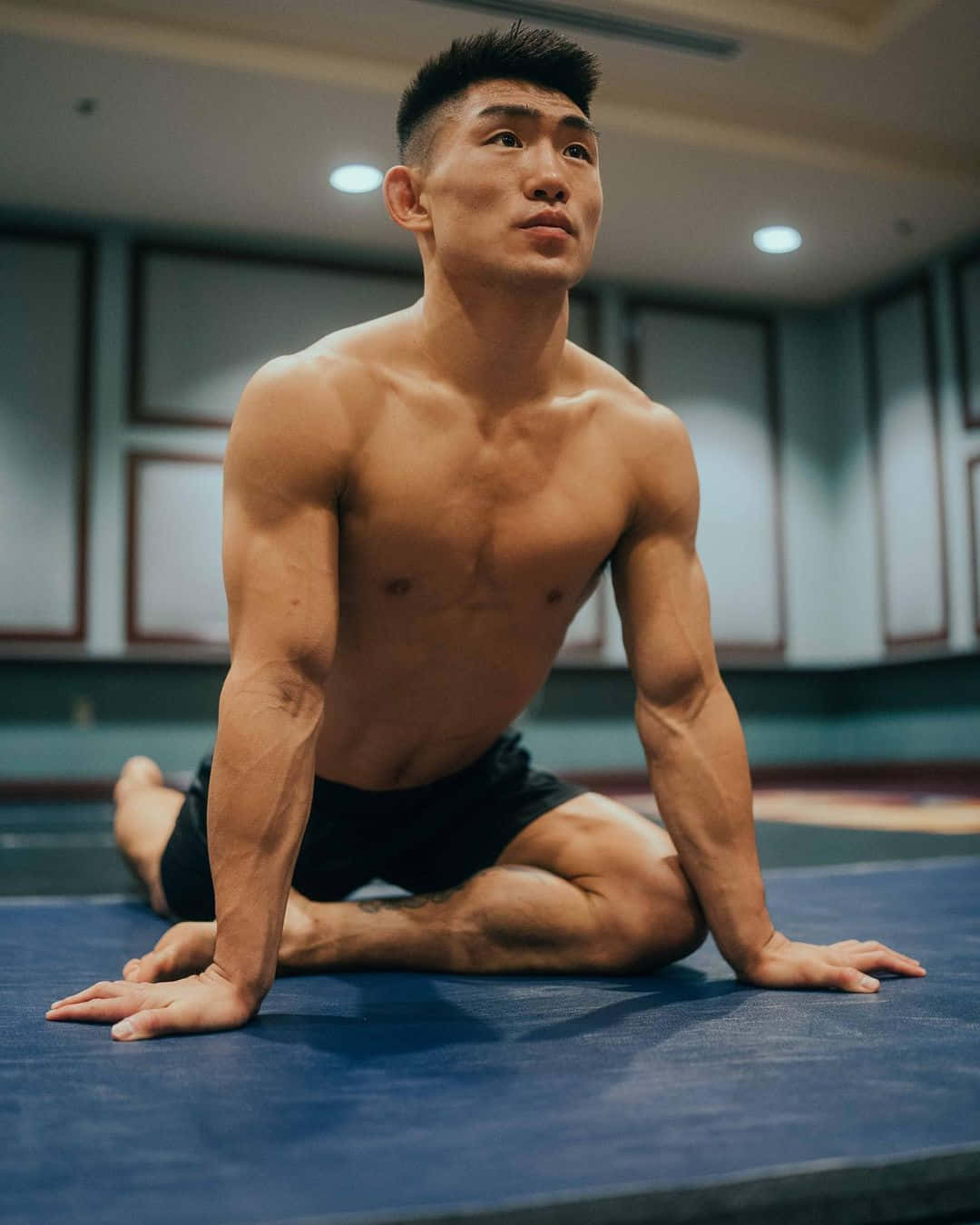 Song Yadong, pigeon pose, blue mat, HD Phone Wallpaper