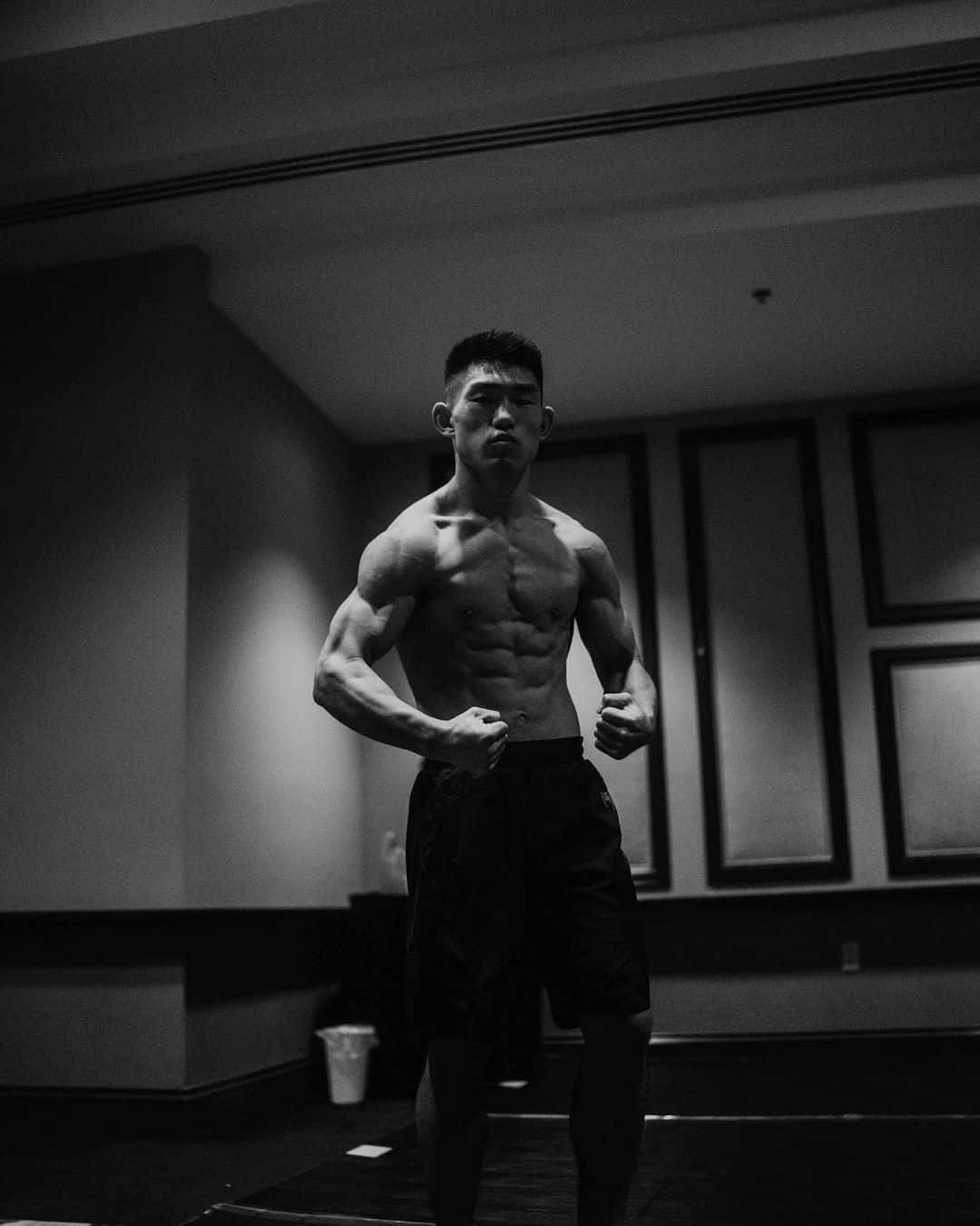 Song Yadong, muscular physique, dimly lit room, HD Phone Wallpaper