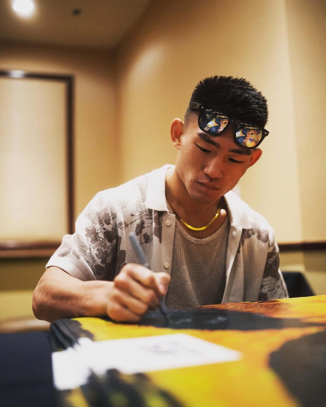 Song Yadong, sunglasses, pen, HD Phone Wallpaper
