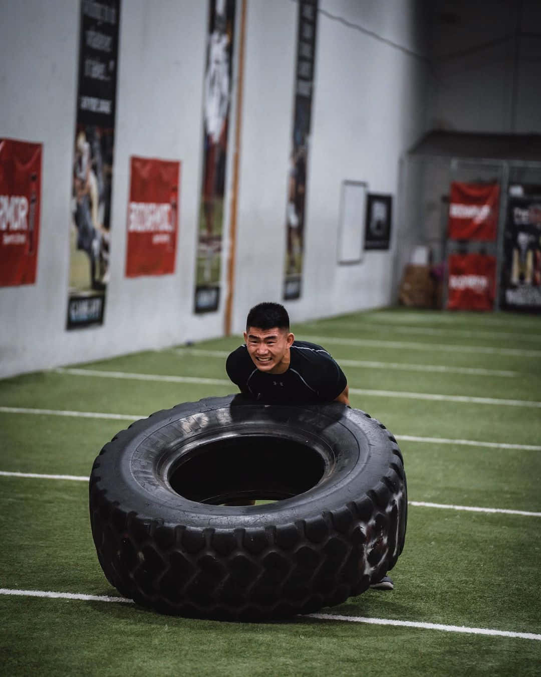 Song Yadong, giant black tire, green turf field, HD Phone Wallpaper
