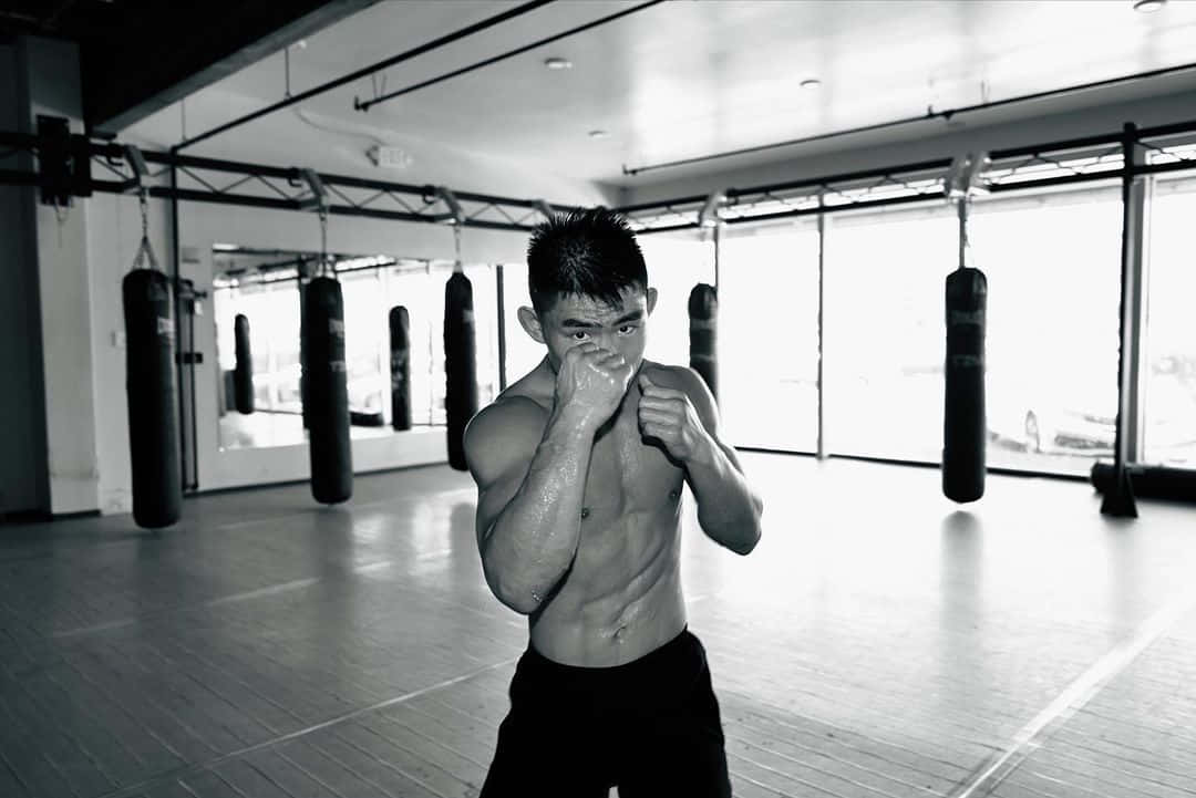 Song Yadong, boxing stance, bright gym, SD Desktop Wallpaper