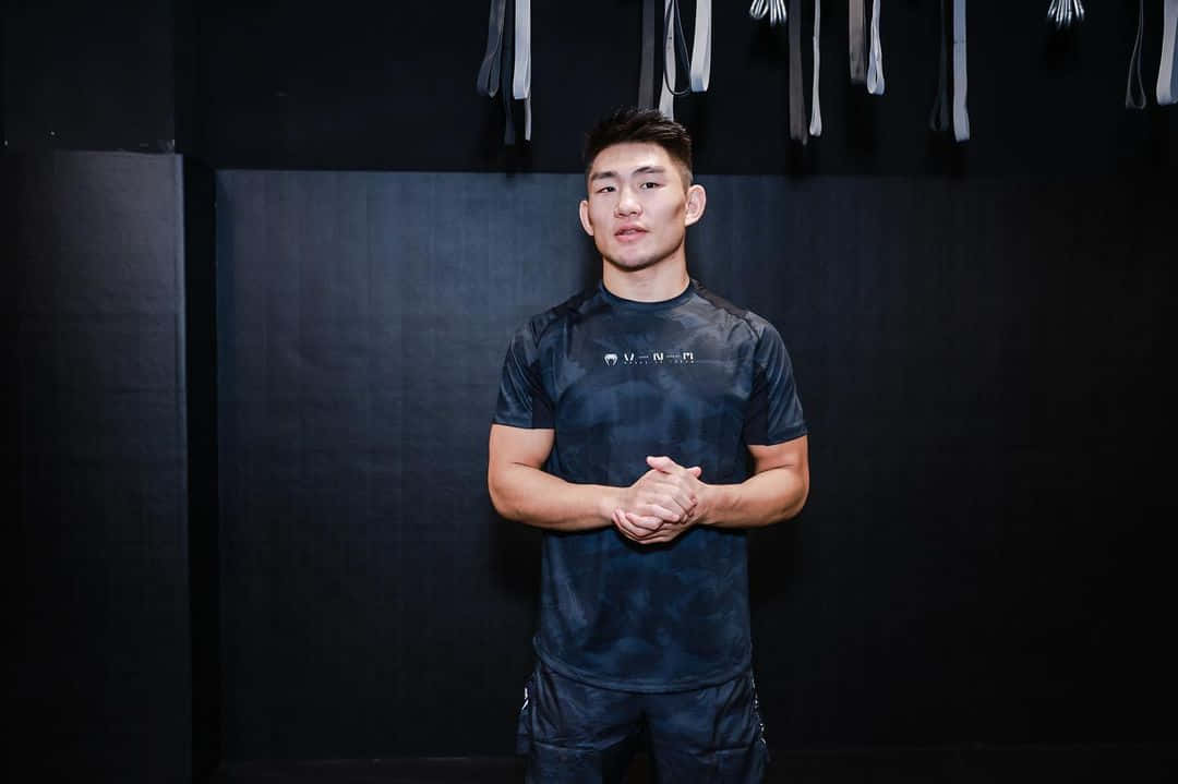 Song Yadong, dark studio, hanging training straps, SD Desktop Wallpaper