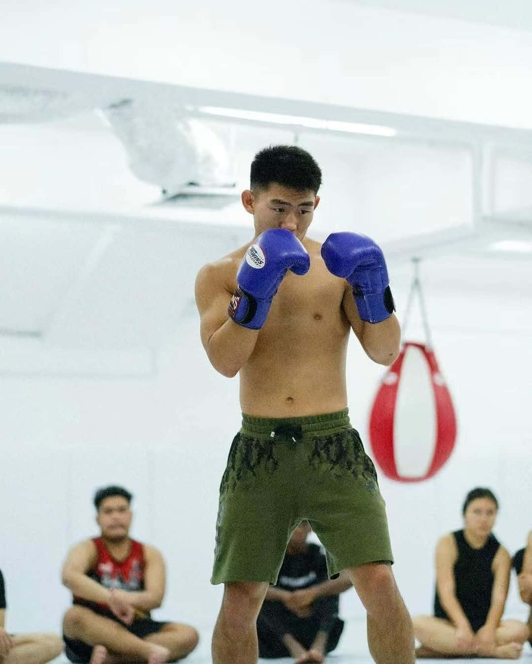 Song Yadong, blue boxing gloves, green shorts, HD Phone Wallpaper