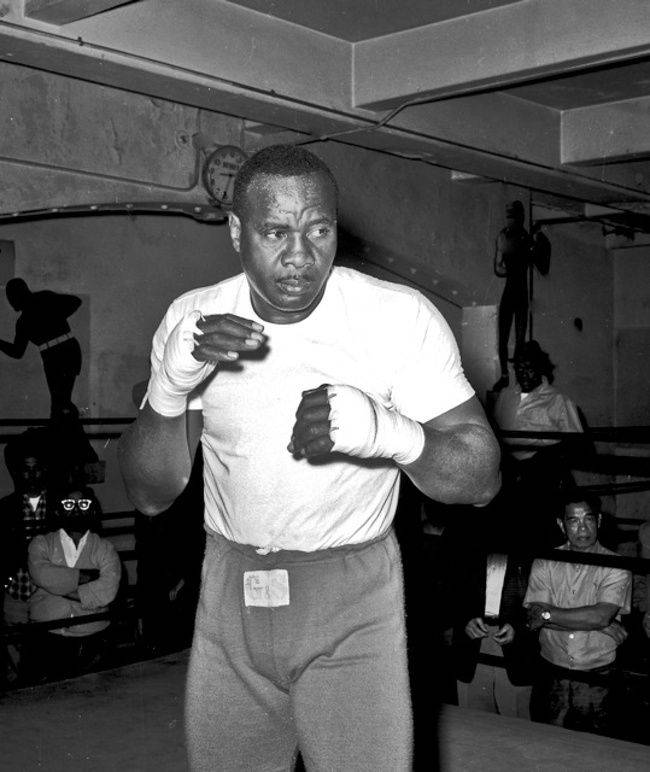 Sonny Liston, gritty gym, wrapped fists, SD Phone Wallpaper