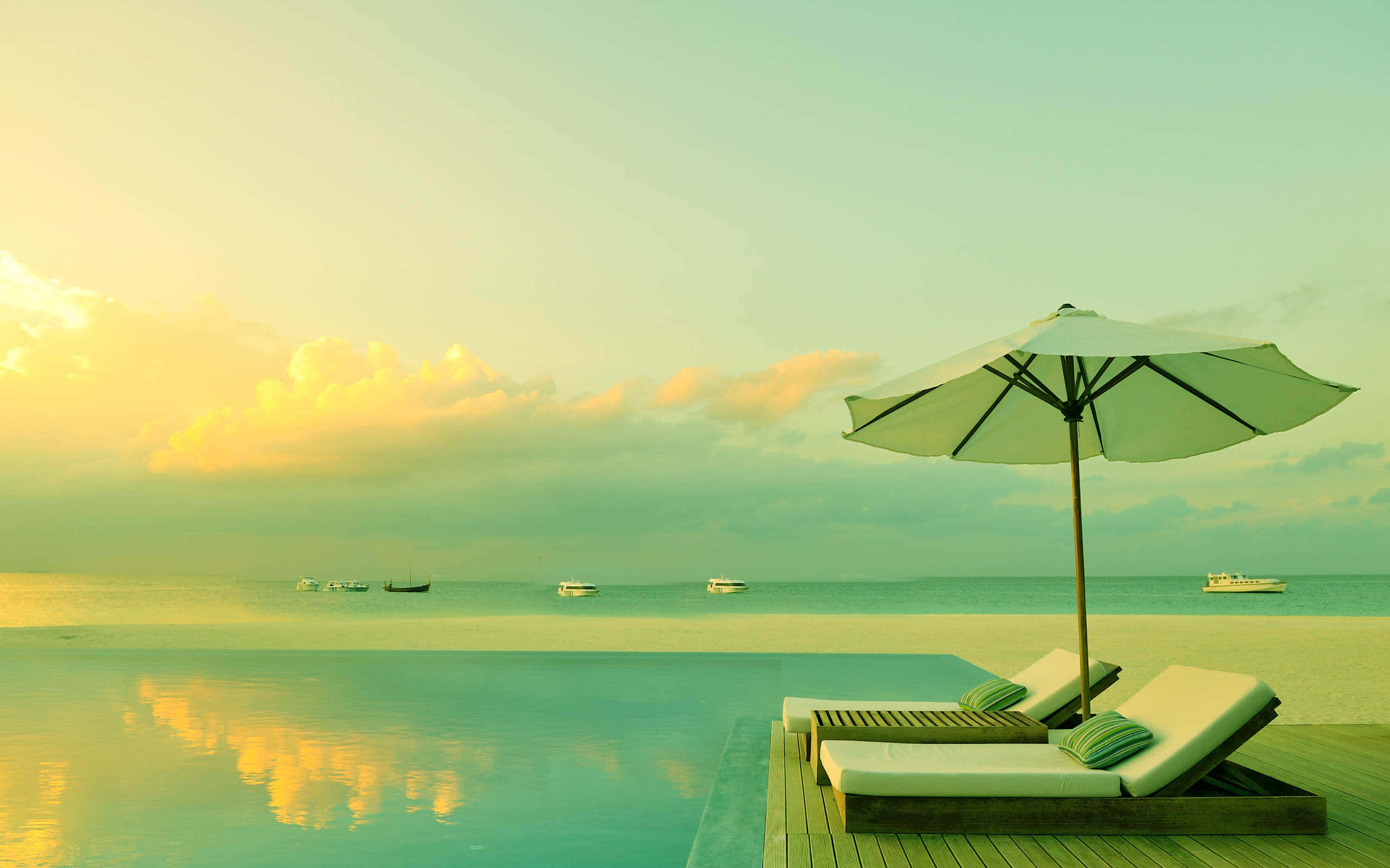 infinity pool, lounge chairs, umbrella, 2K Desktop Wallpaper