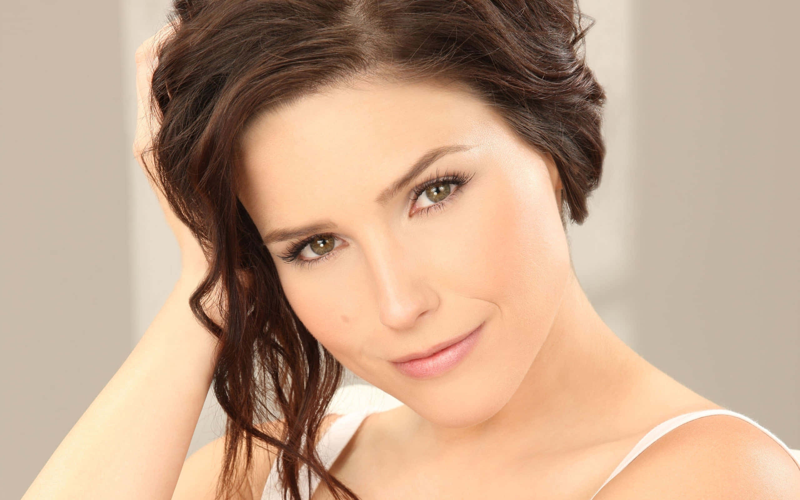 Sophia Bush, dark wavy hair, green eyes, 2K Desktop Wallpaper