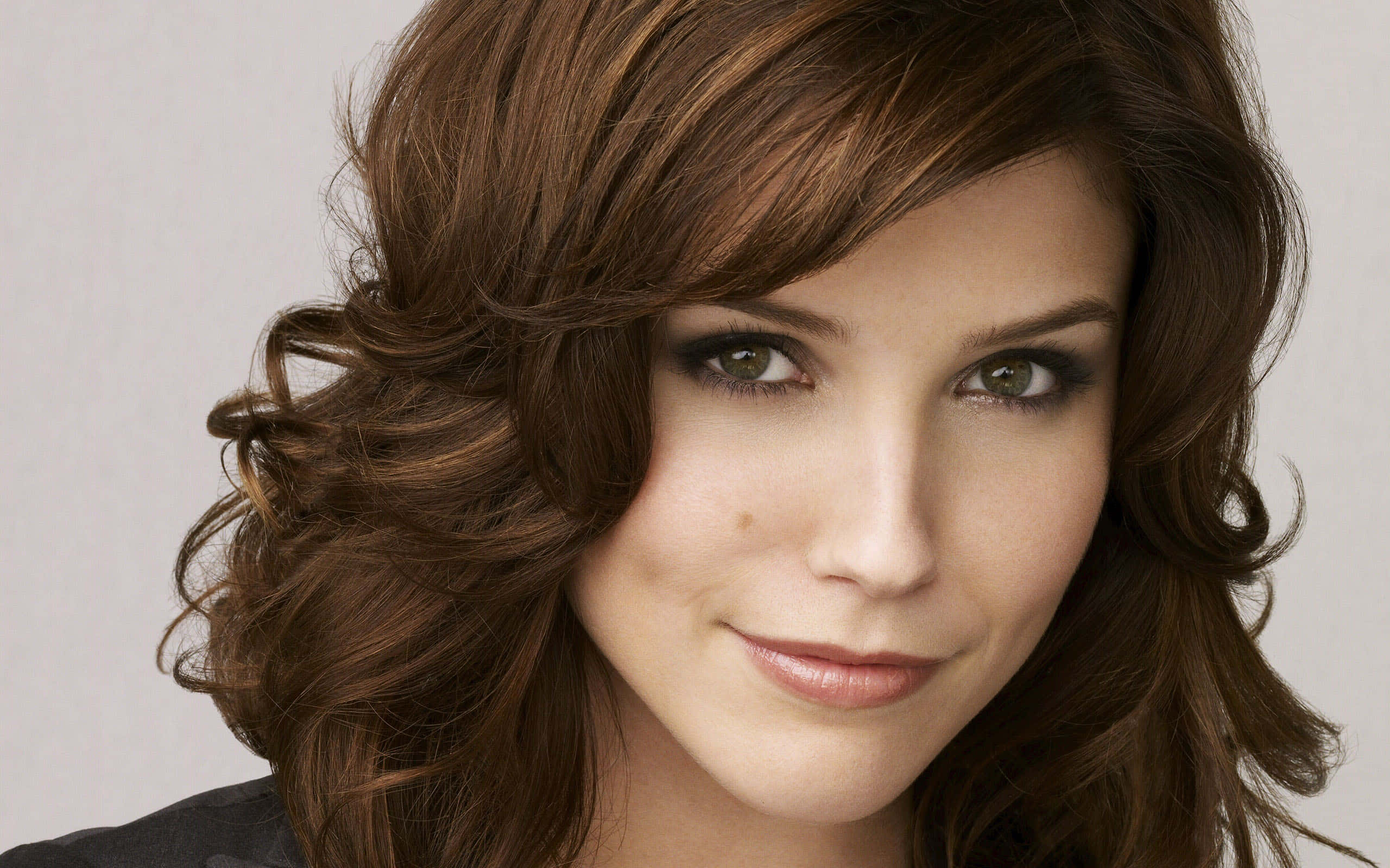 Sophia Bush, wavy brown hair, soft makeup, 2K Desktop Wallpaper